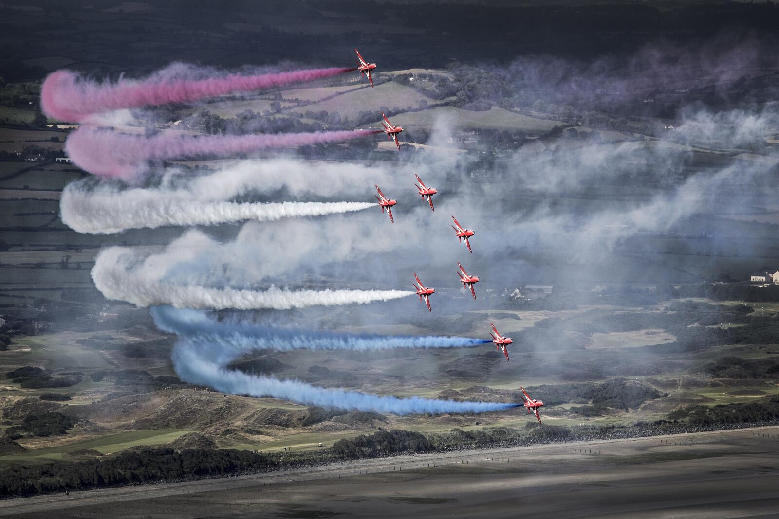 Бесплатное фото Авиационный парад в небе с цветным дымом