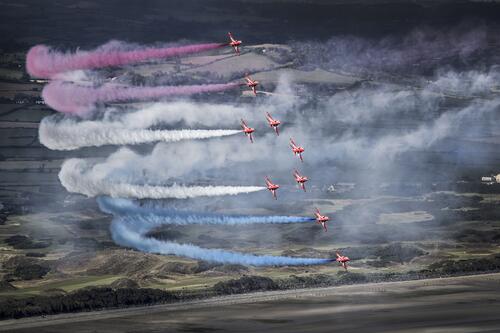 Авиационный парад в небе с цветным дымом