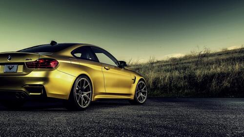 Золотая BMW M4 вид сзади