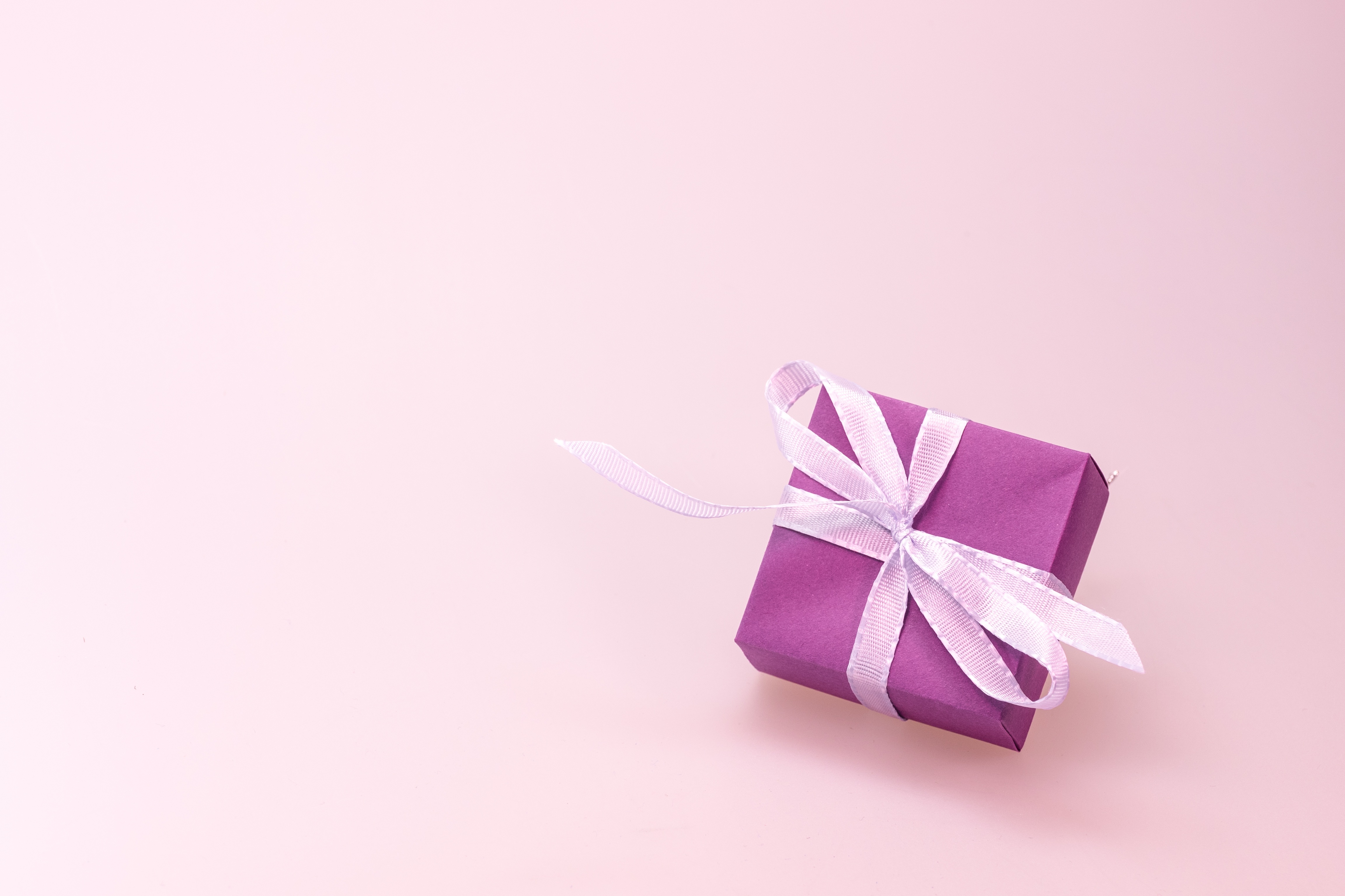 Free photo A pink holiday gift