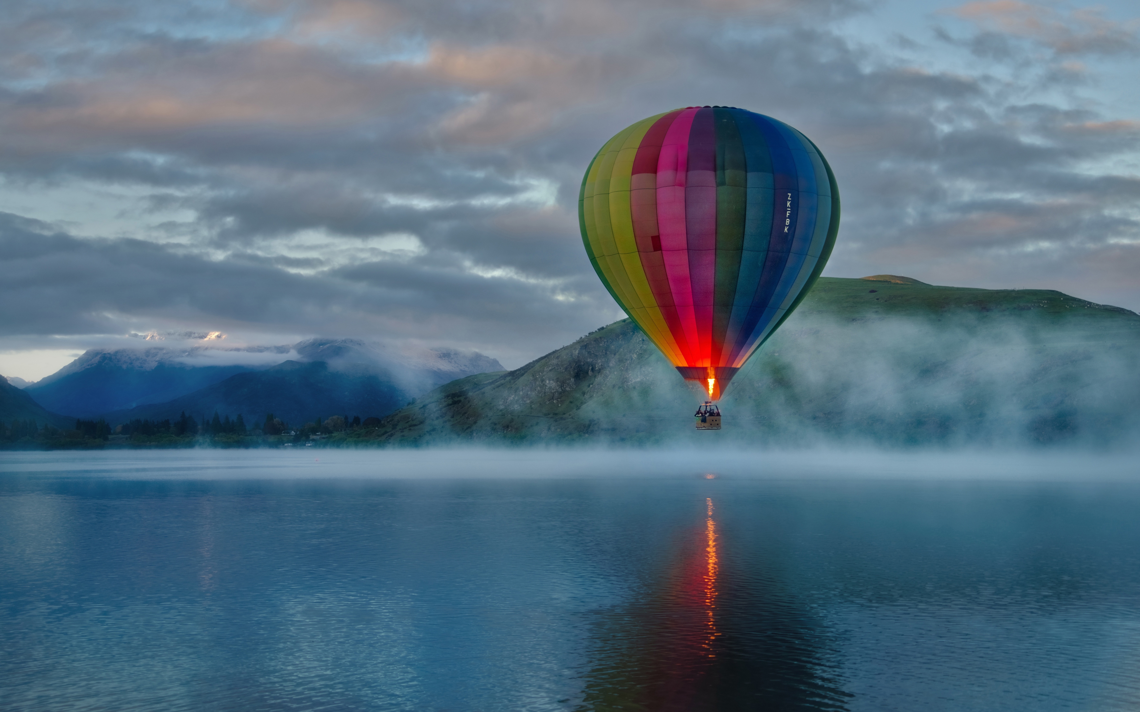 Бесплатное фото Воздушный шар летит над поверхностью воды