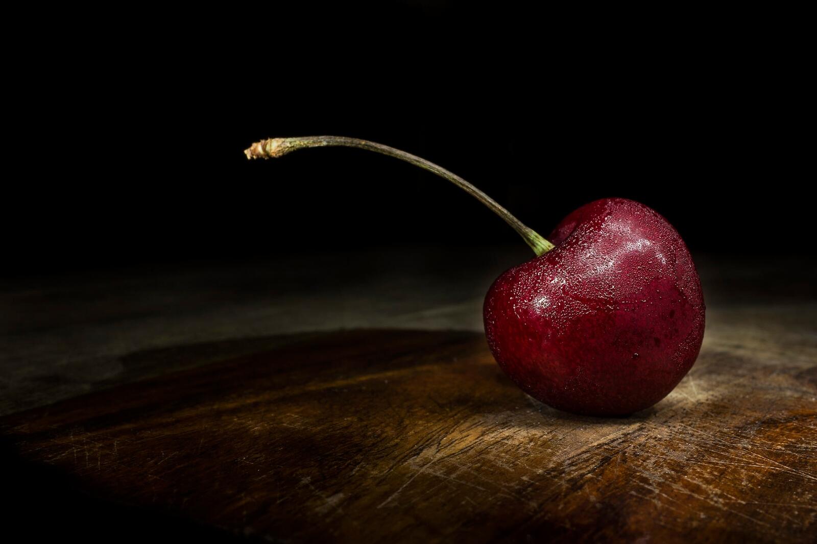 Бесплатное фото Ягодка вишни с мелкими каплями воды