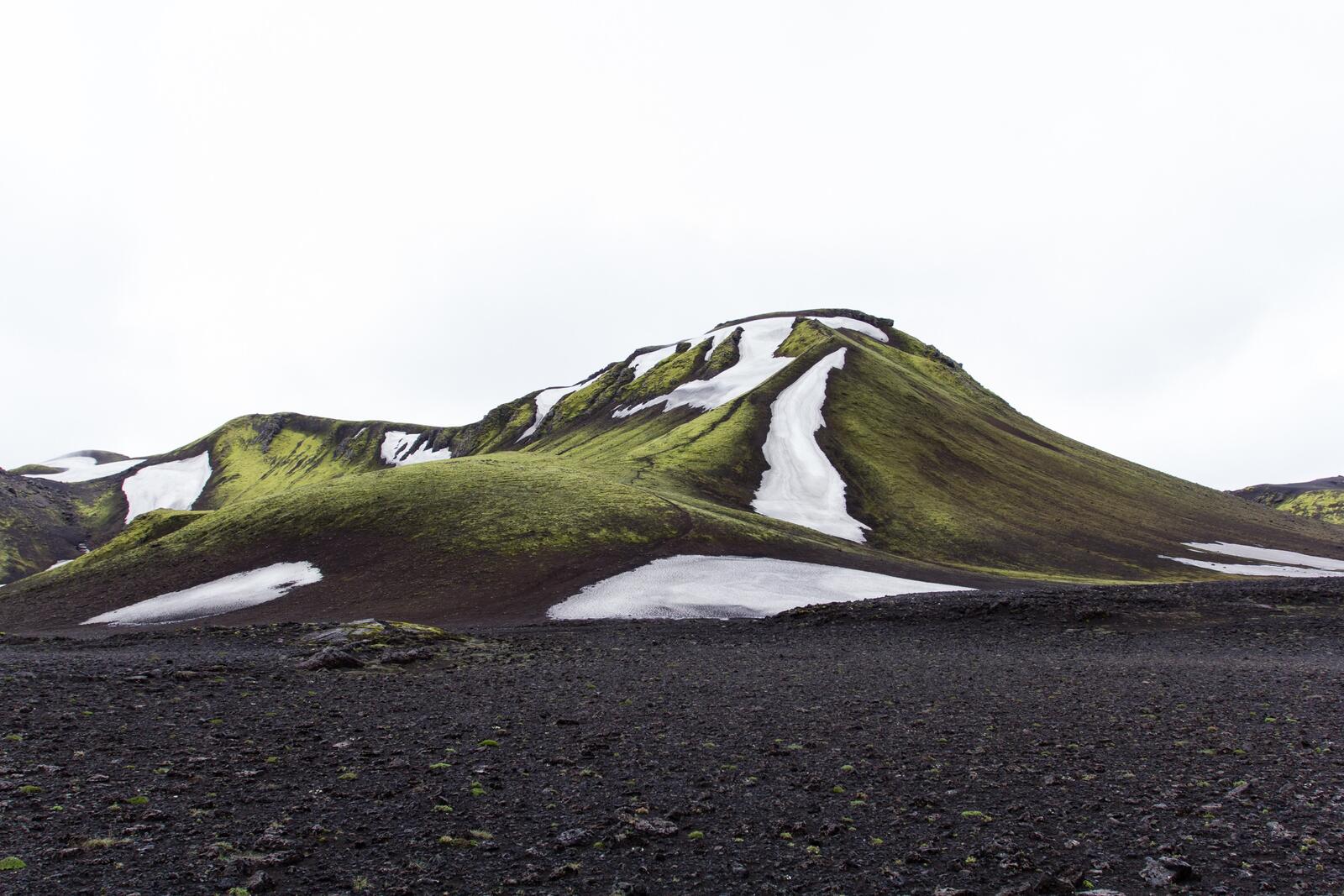 Бесплатное фото Сугробы снега на зеленом холме