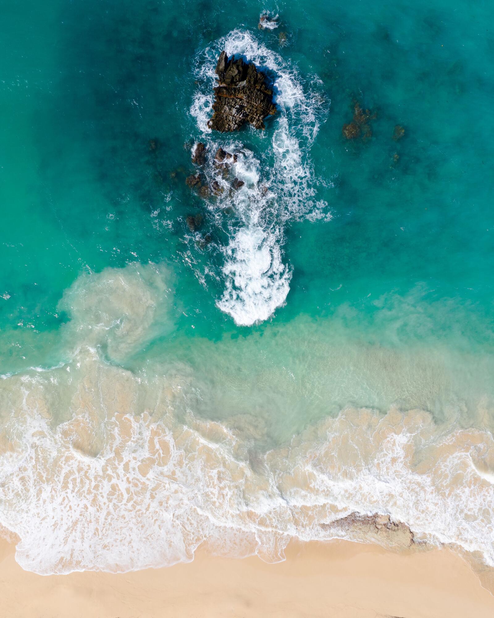 Бесплатное фото Скала на глубине океана