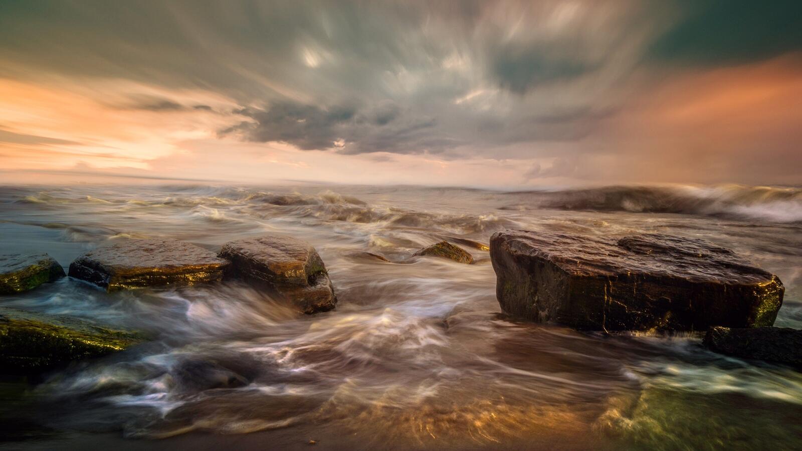 Бесплатное фото Камни в воде на берегу