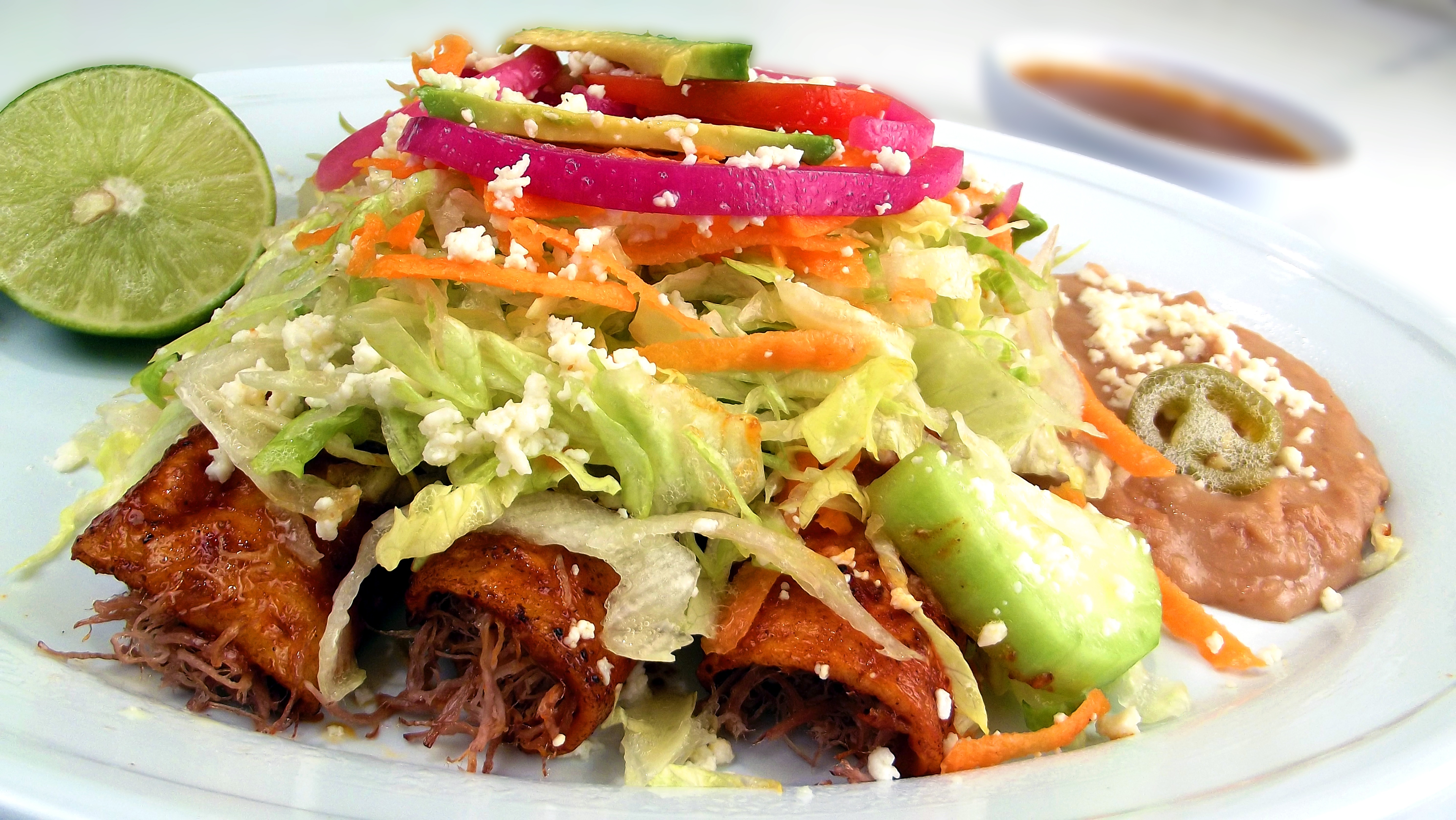 Бесплатное фото Вкусный салат с мясом на белой тарелке