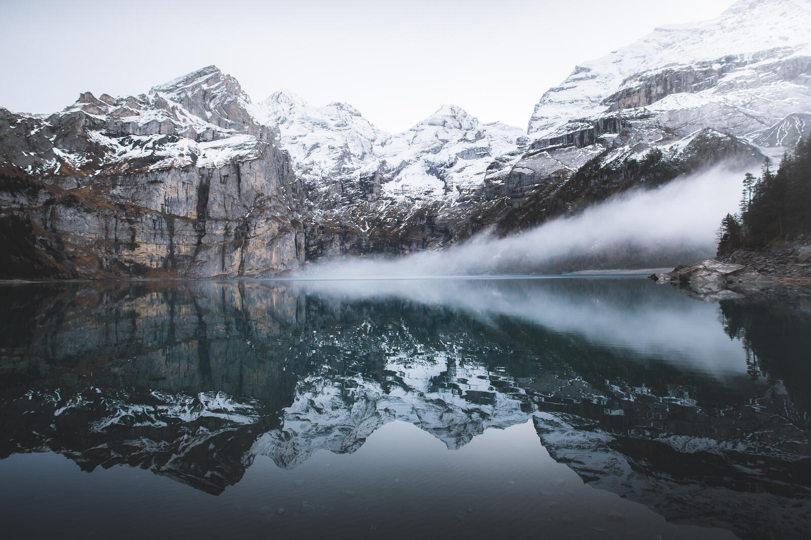 Free photo A lake in the mountains with morning fog
