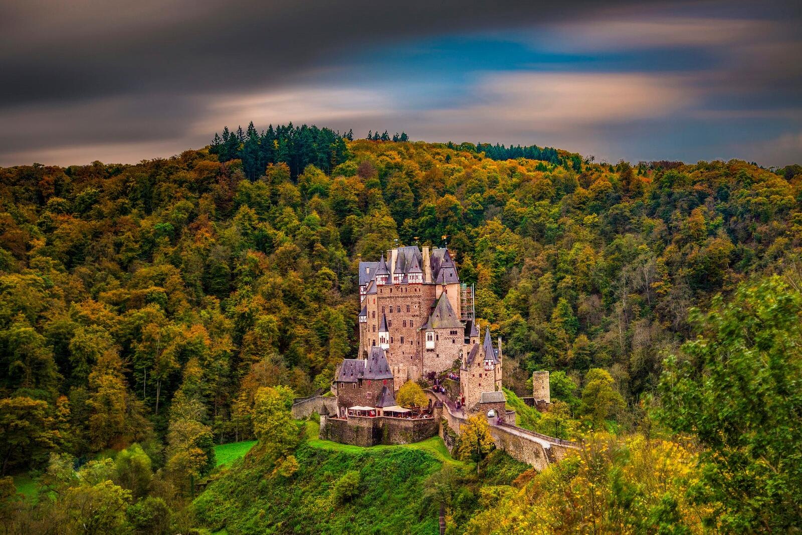 Бесплатное фото Замок Эльц в Германии среди леса