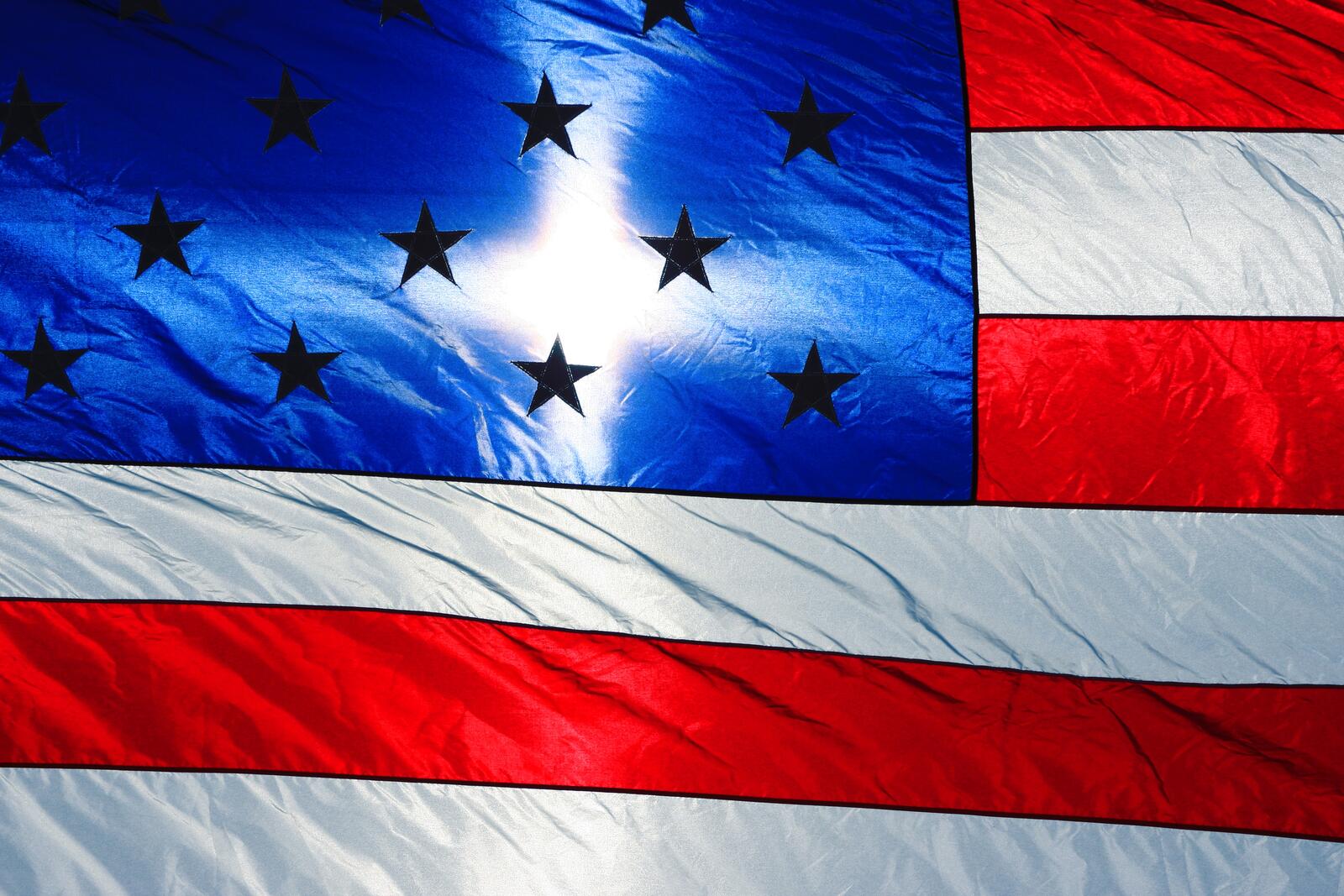Бесплатное фото Американский флаг солнечным днем