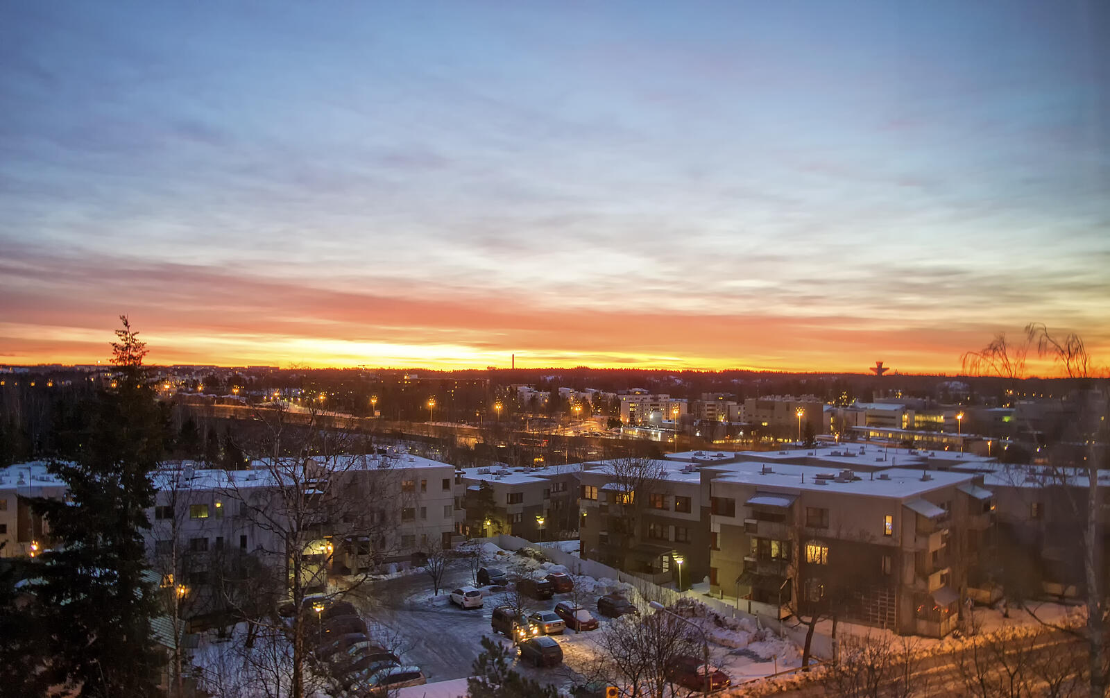 Бесплатное фото Зимний вечерний городок на закате дня