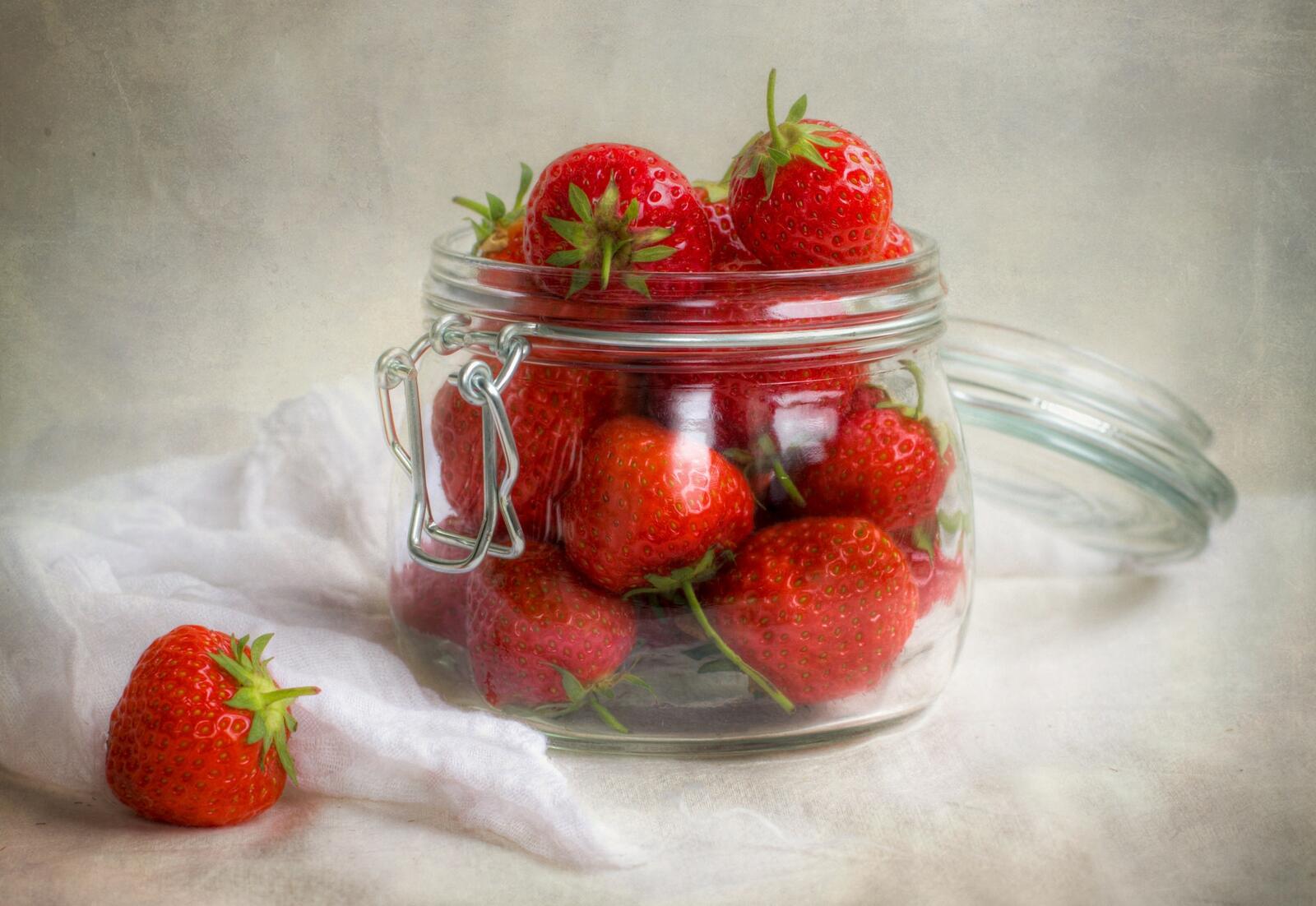 Free photo Red strawberries in a jar