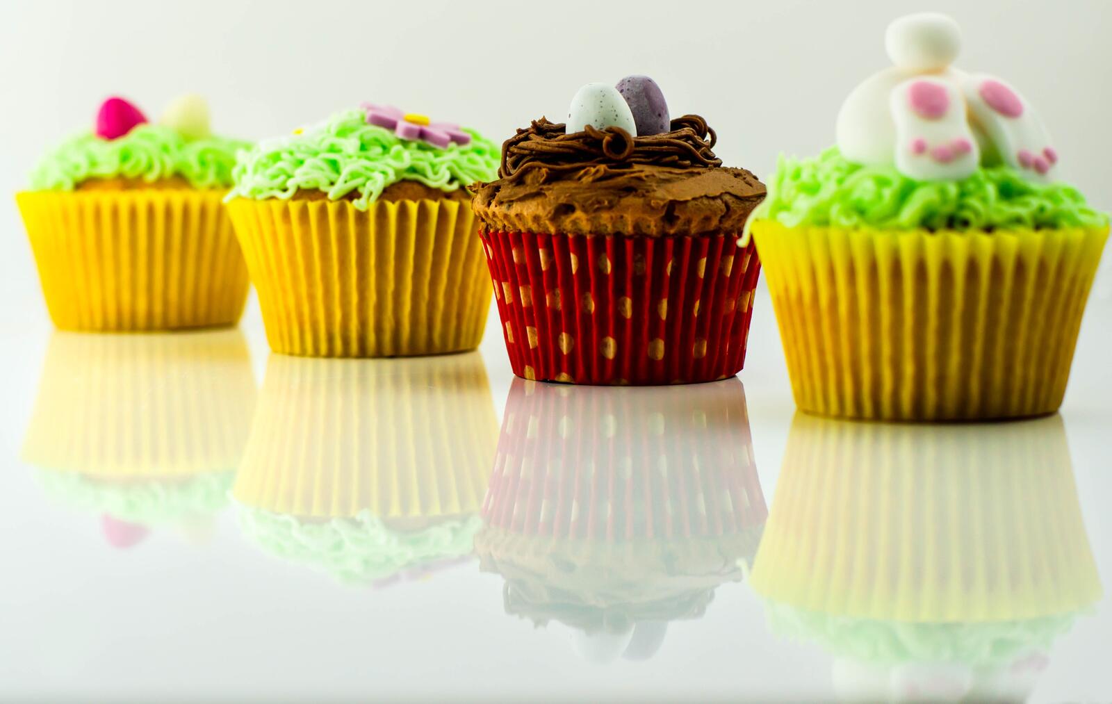 Free photo Colorful cupcakes with cream filling