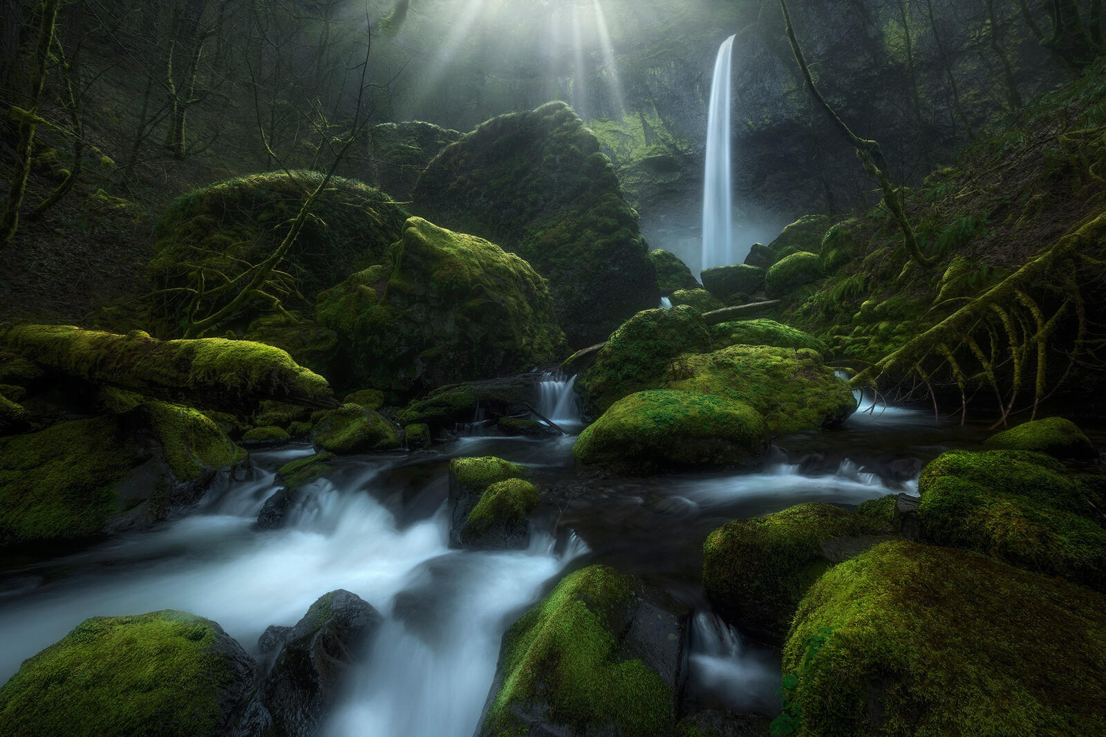 Бесплатное фото Водопад с ручьем в скалистой местности