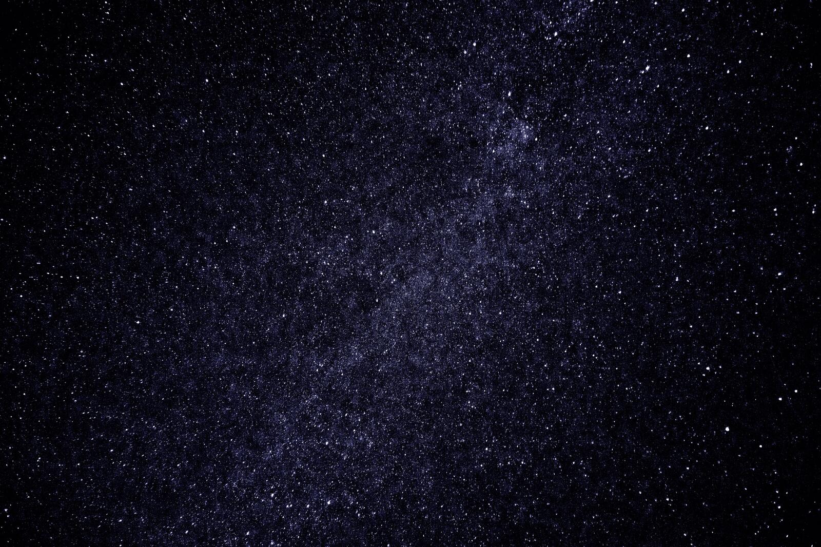 免费照片万里无云的夜空，繁星点点。