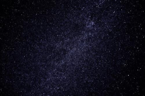 Безоблачное ночное небо со звездами