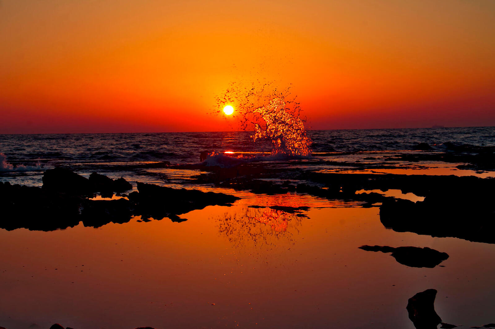Бесплатное фото Всплеск волны на закате