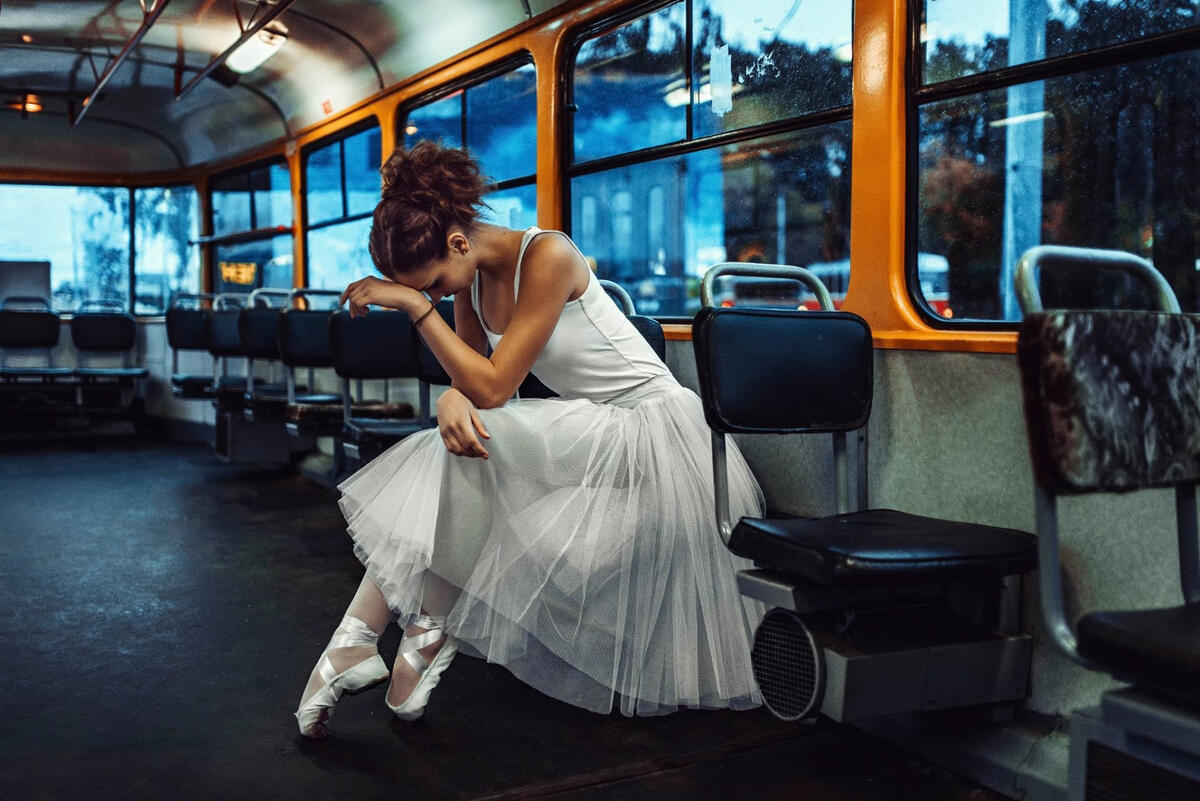 Девушка в свадебном платье едет в трамвае