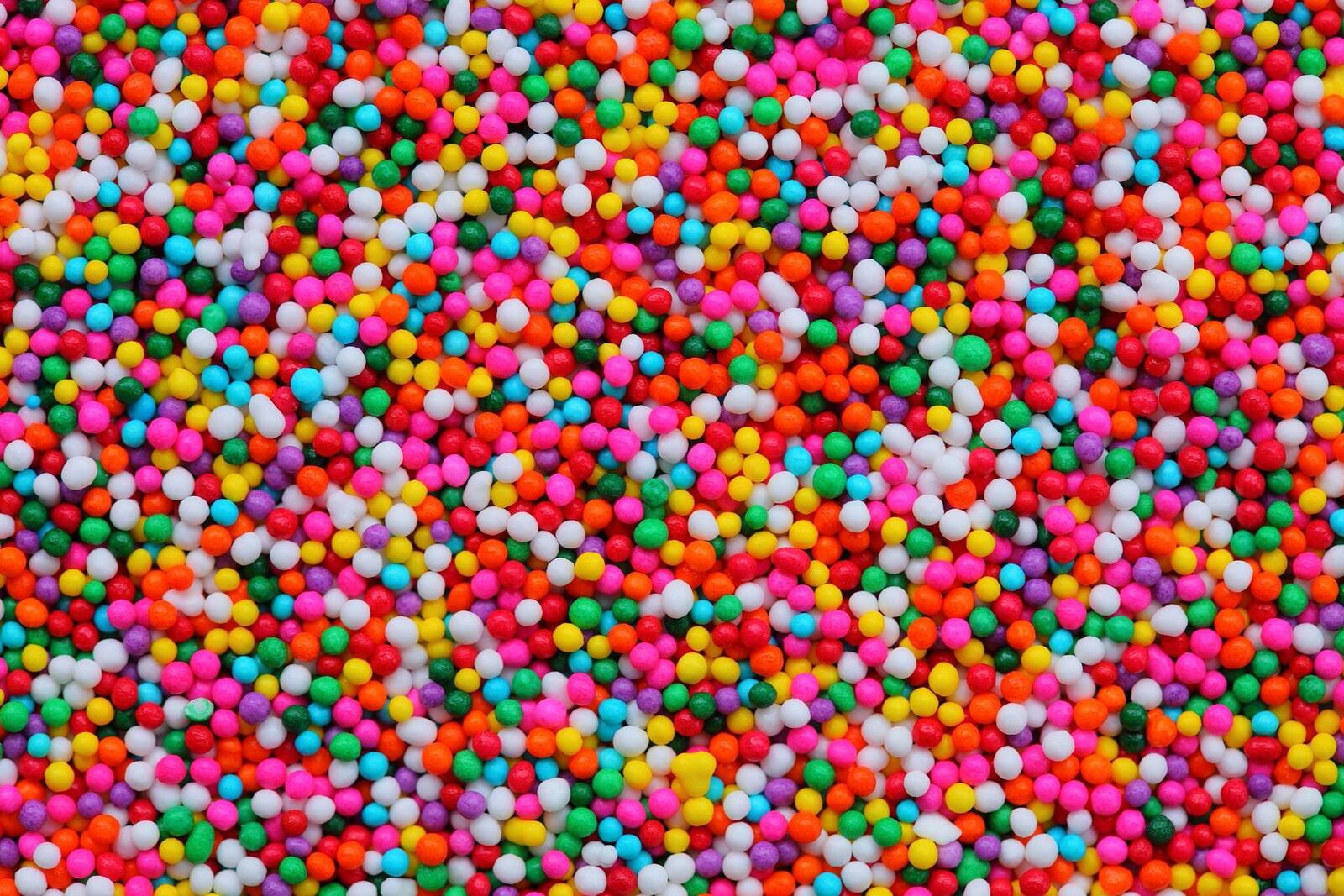 Free photo Wallpaper covered with colored balls