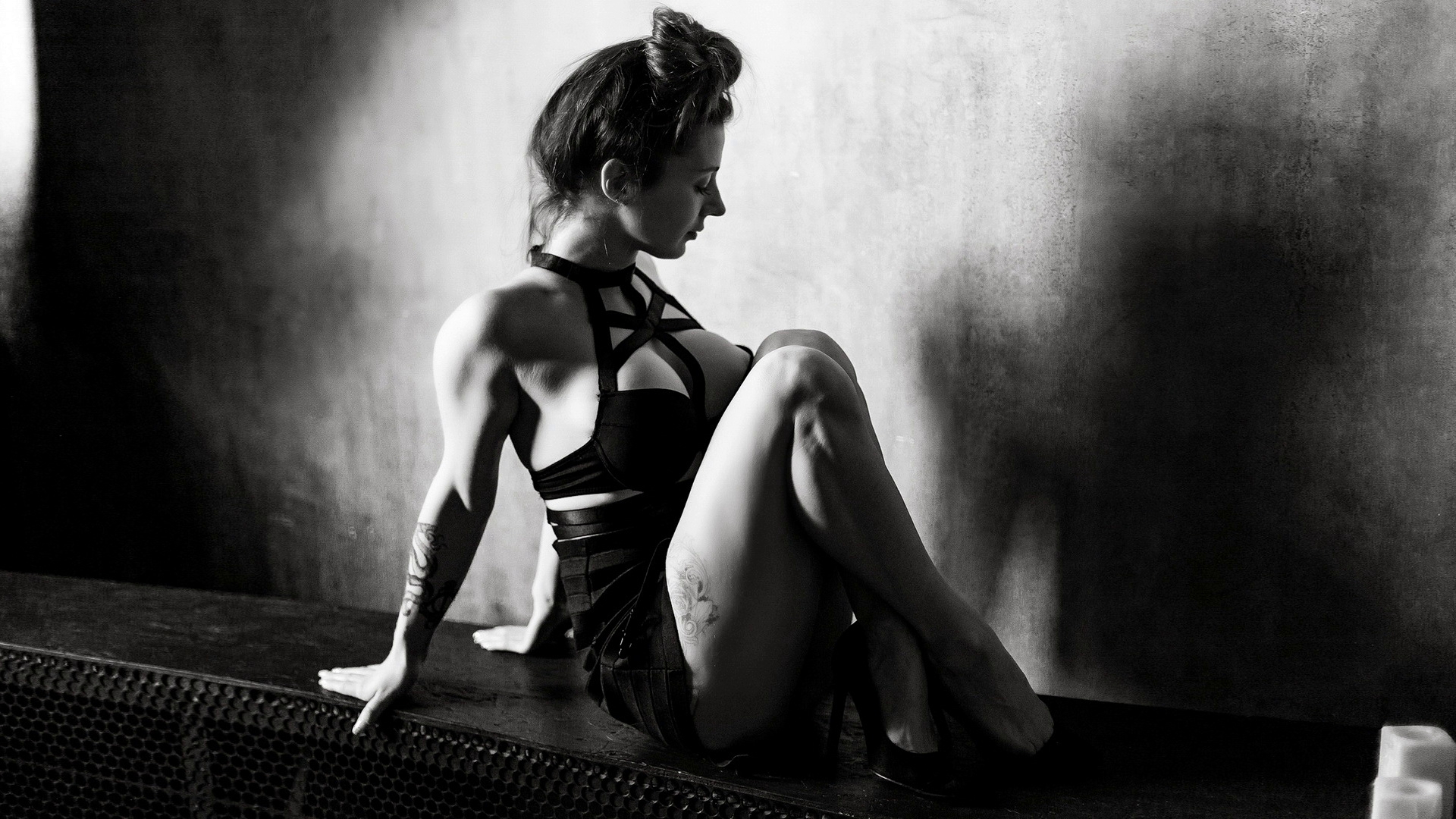 免费照片模特阿廖娜-谢尔久科娃靠墙而坐