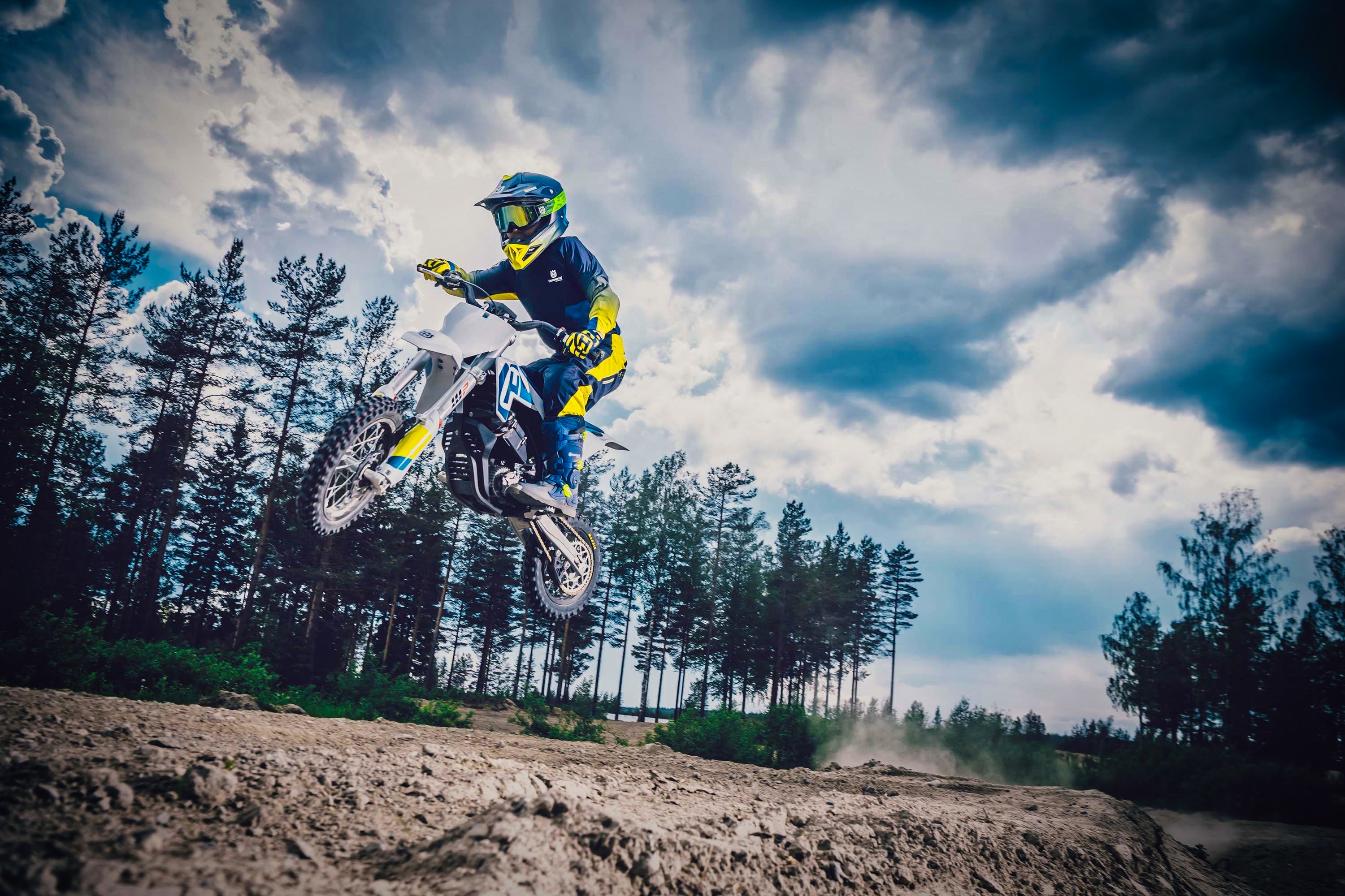 Free photo A teenager on a pit bike in a jump