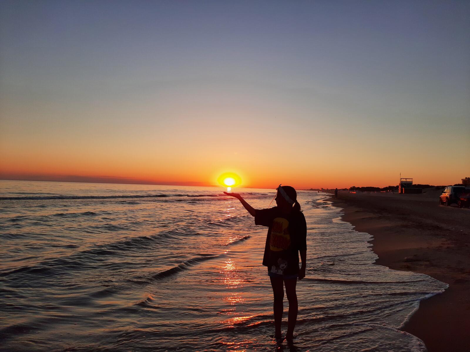Бесплатное фото Девочка держит солнце в руках на закате