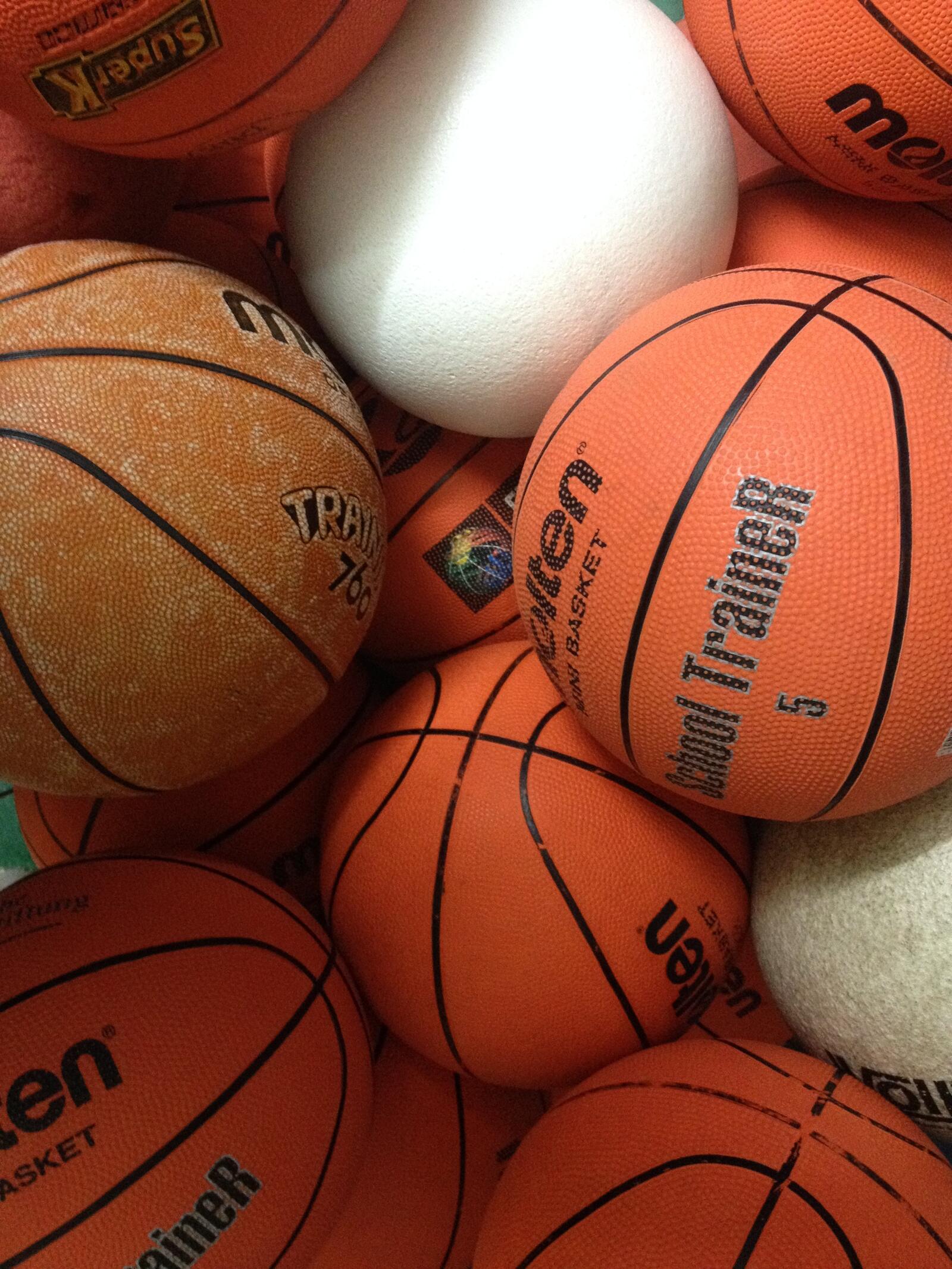 Free photo A bunch of basketballs