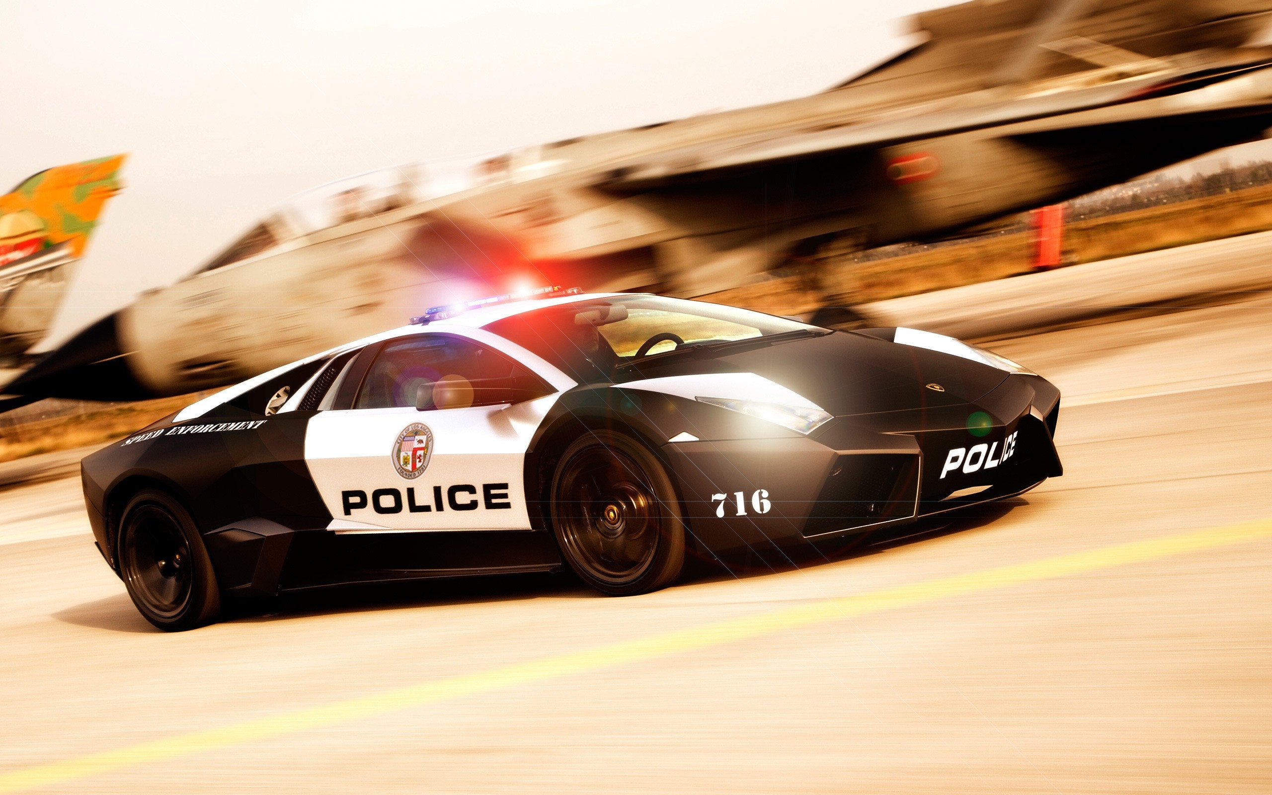 Бесплатное фото Полицейская ламба в Need for Speed