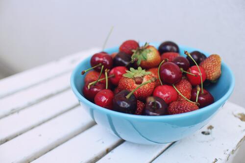 Глубокая миска с ягодами