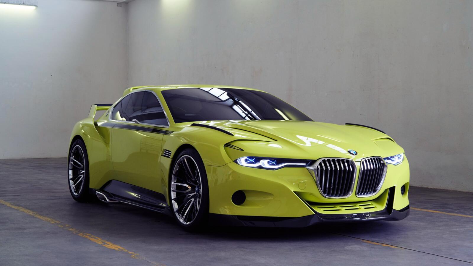 Free photo Picture of a bmw csl in lettuce color.