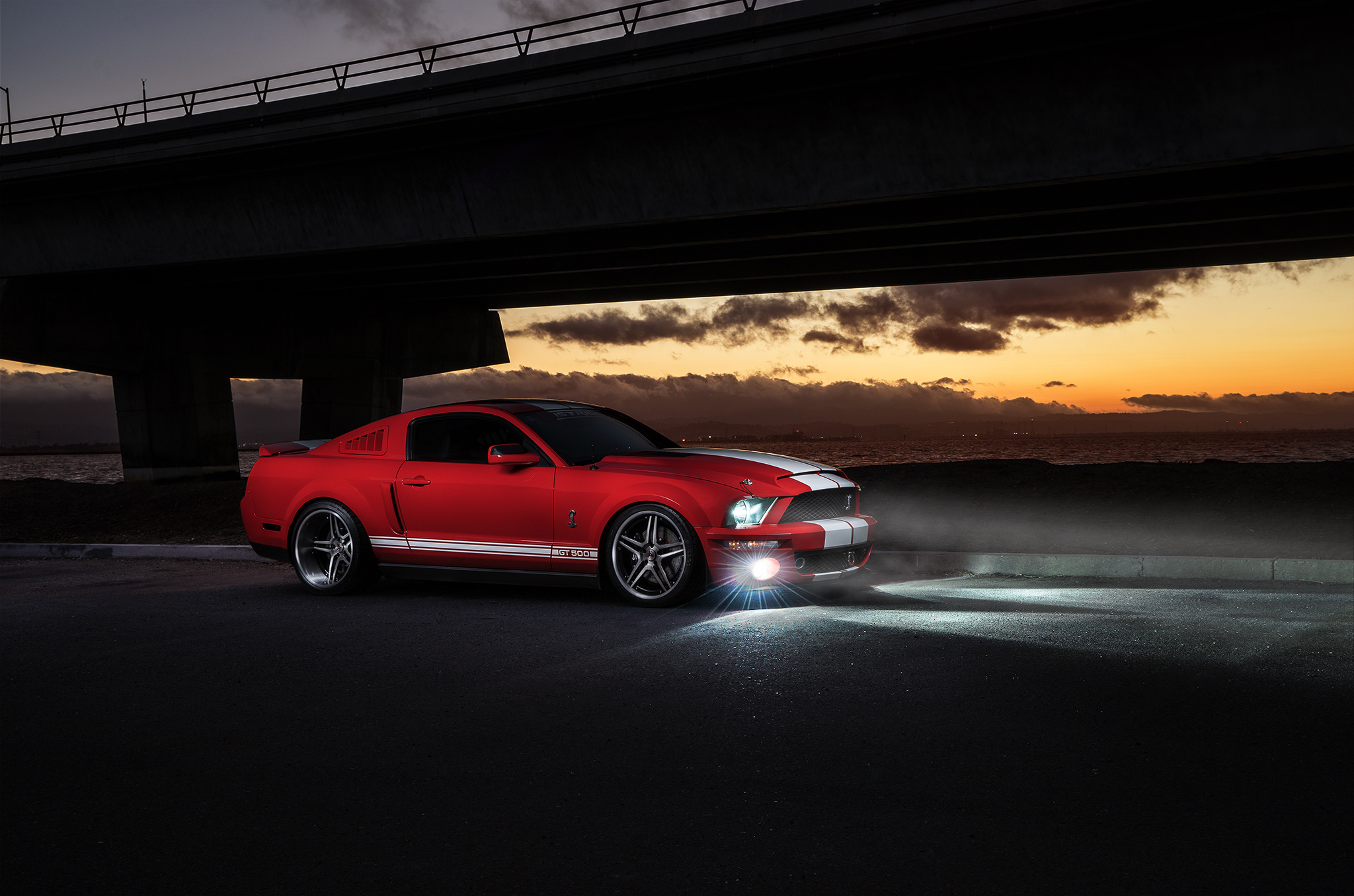 Ford Mustang красного цвета в вечернее время