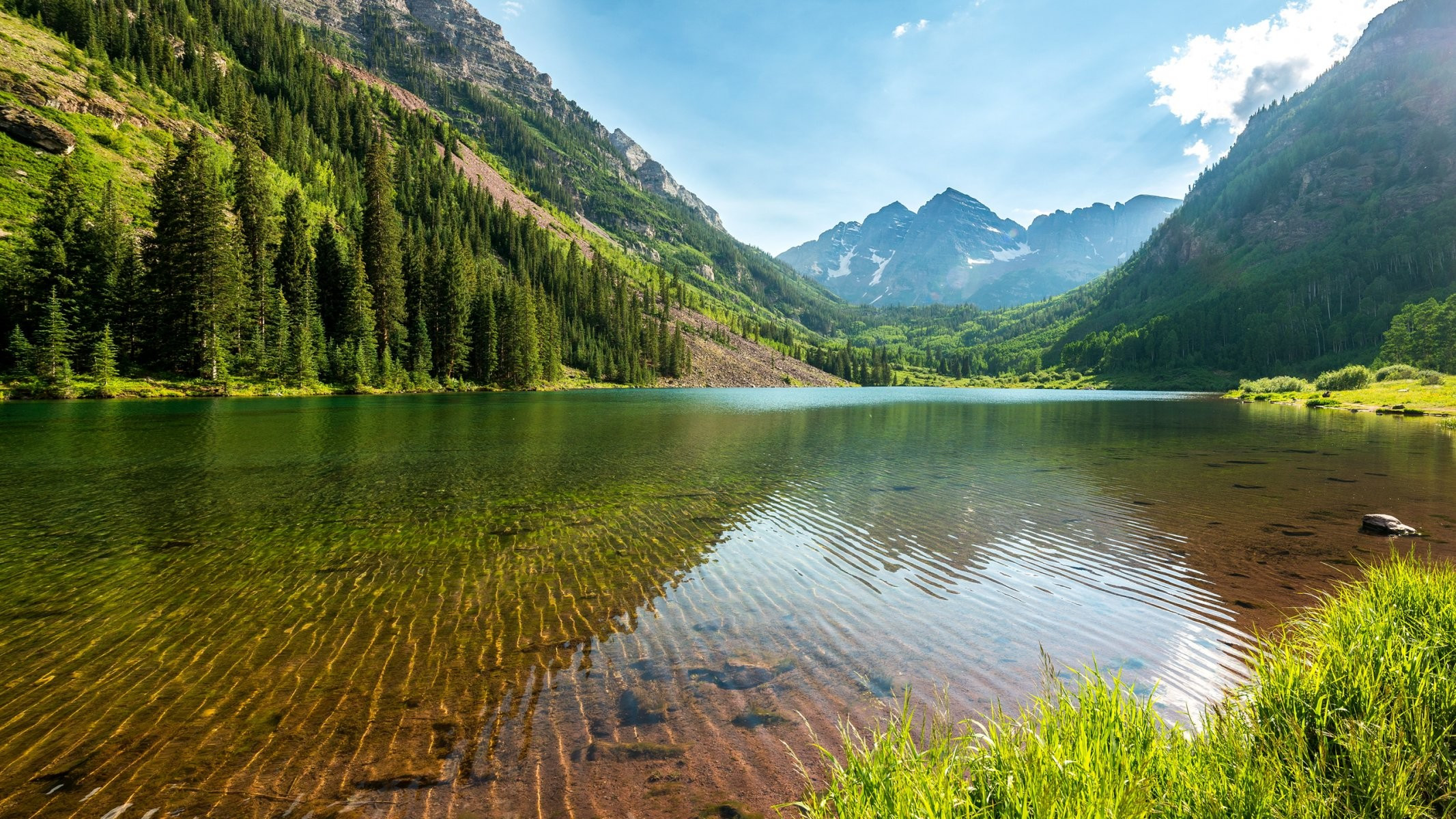 Кристально чистая вода в озере в горах
