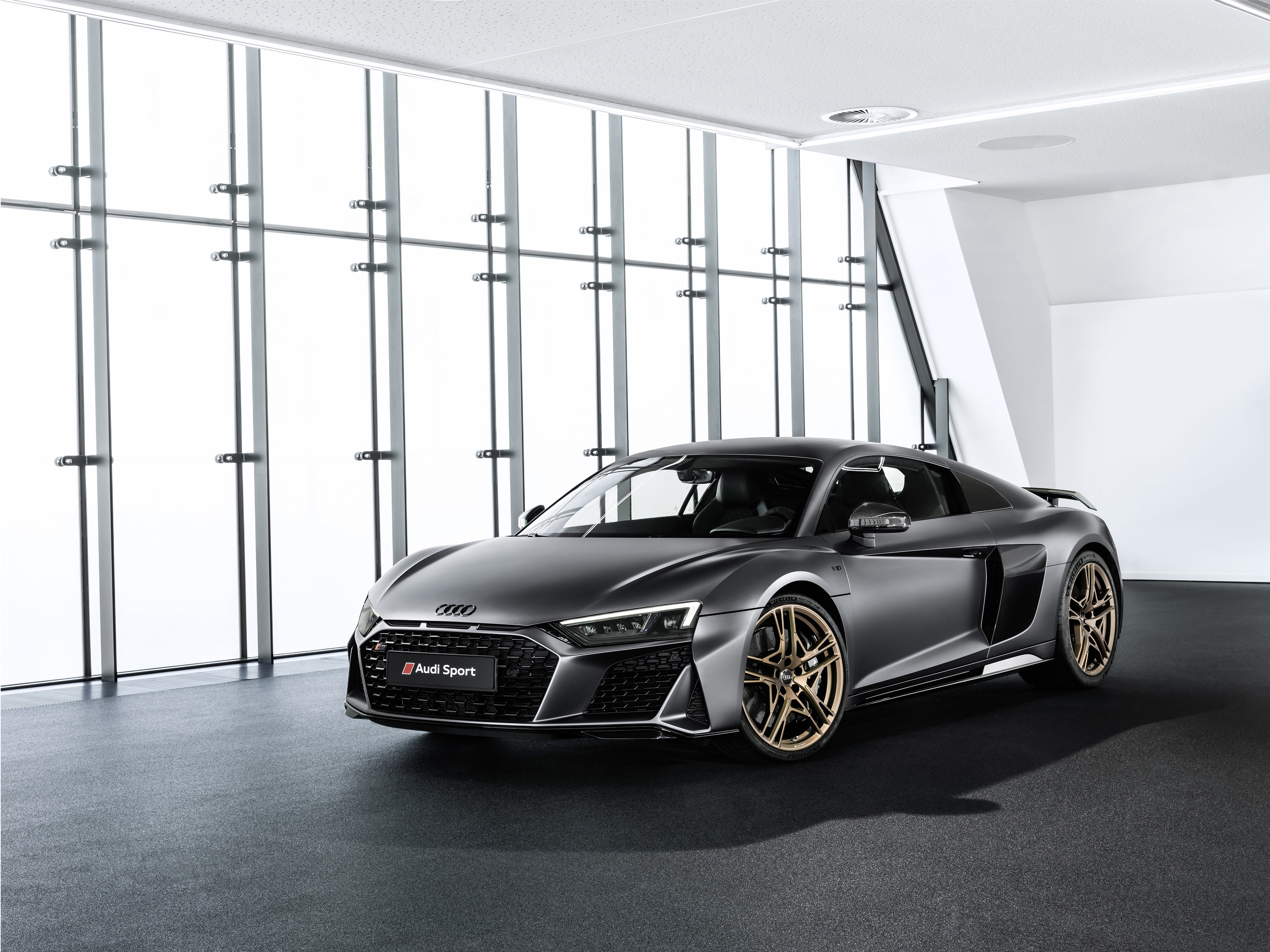 Free photo Audi r8 in matte gray standing by the window