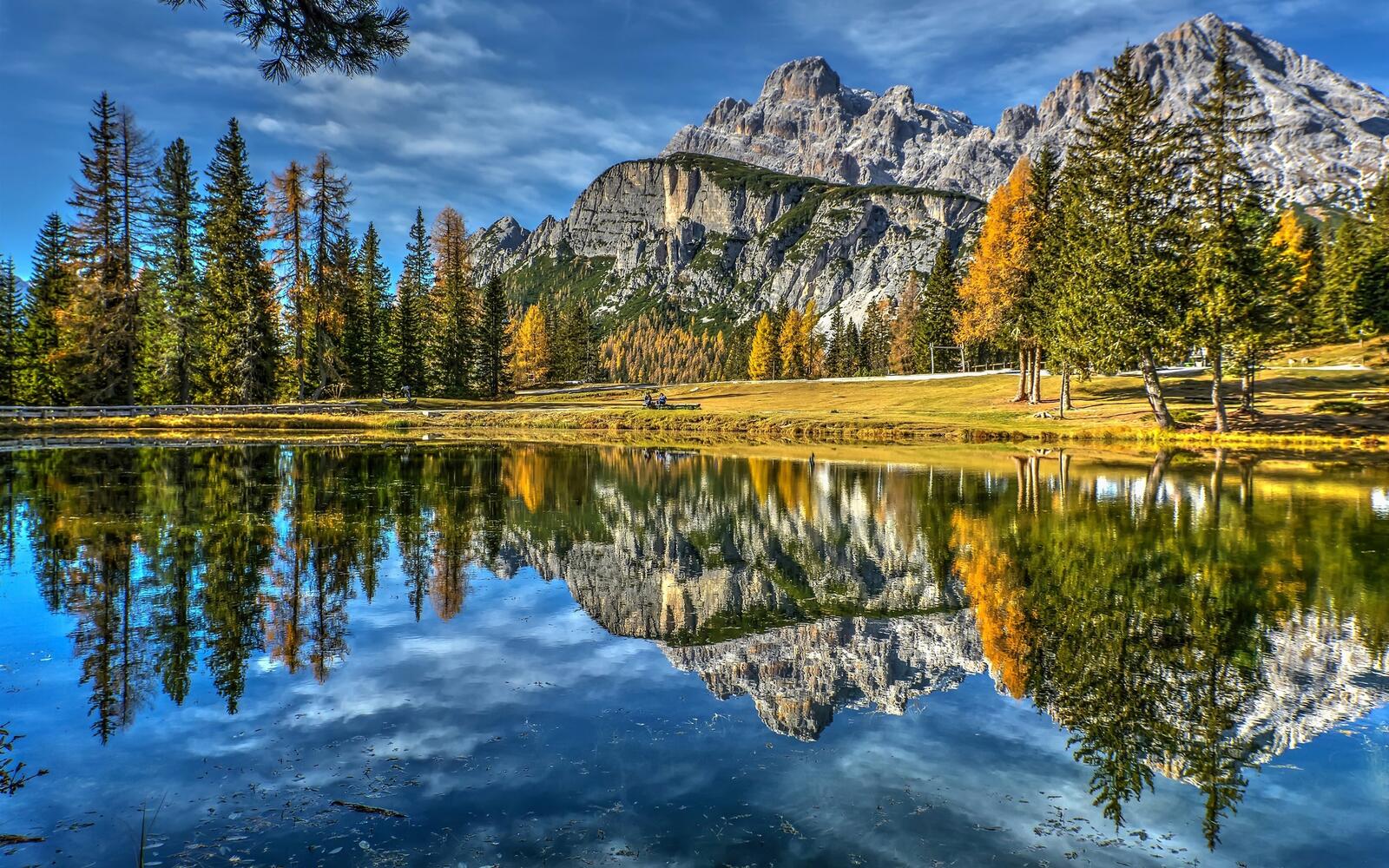Free photo Reflection in the lake of the beautiful autumn nature with mountains