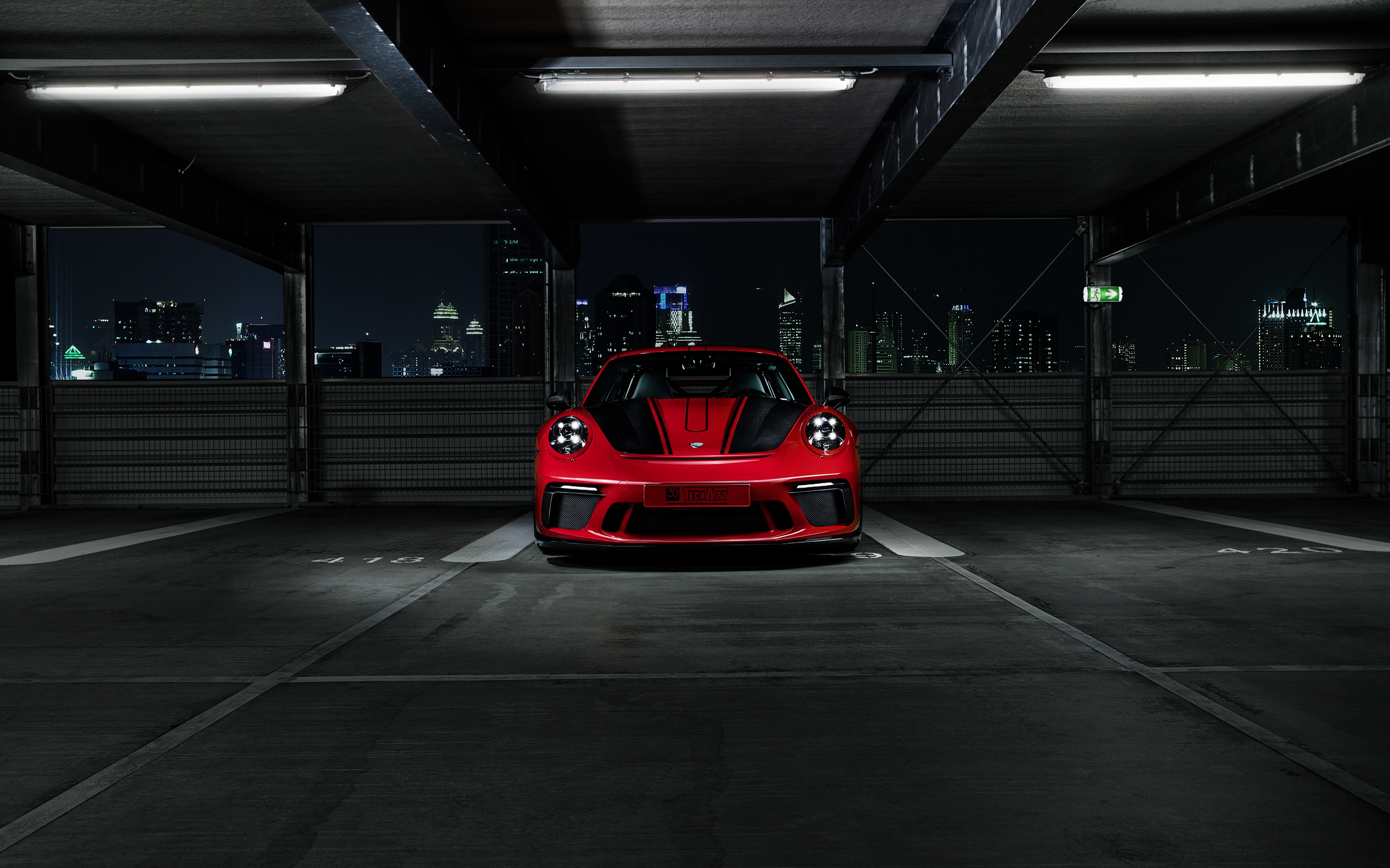 免费照片一辆红色保时捷 911 GT3 停在地下停车场。
