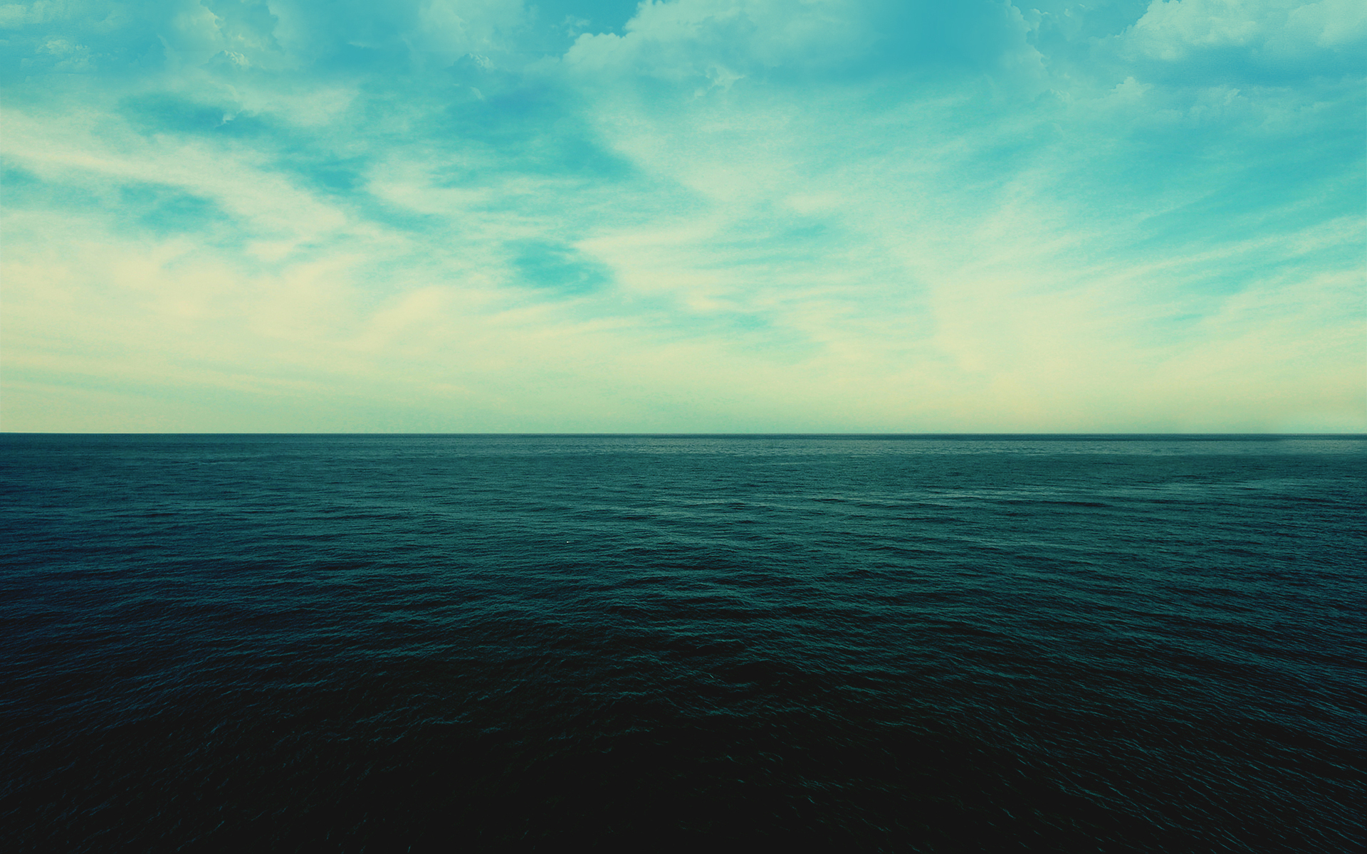 大海深处平静的涟漪。