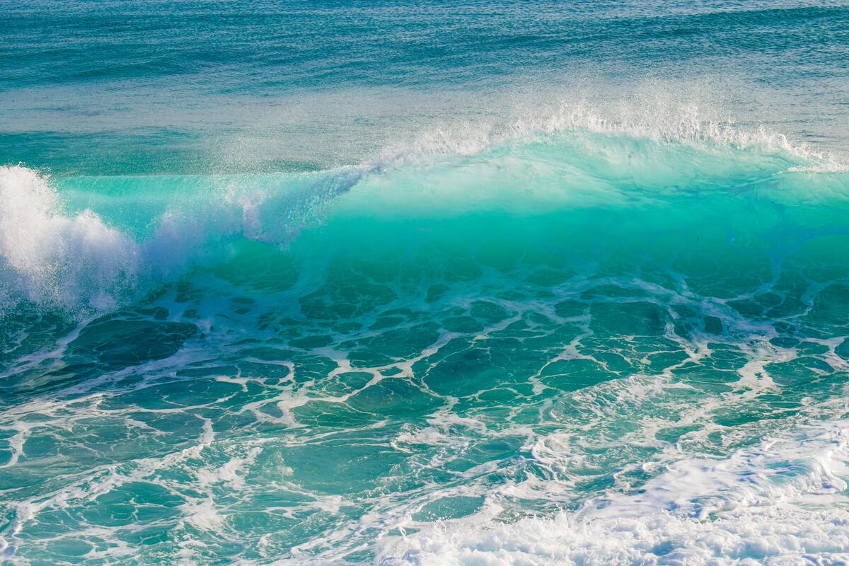 Прозрачная волна разбивается о берег моря