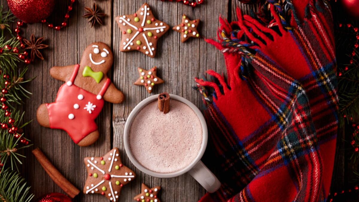 Вкусные новогодние печеньки с горячим шоколадом