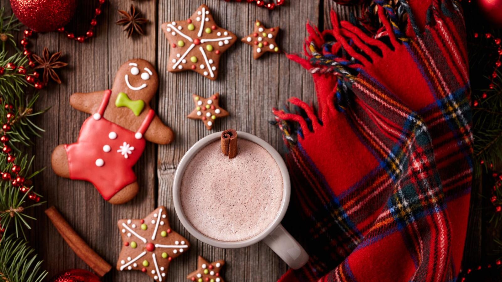 Бесплатное фото Вкусные новогодние печеньки с горячим шоколадом