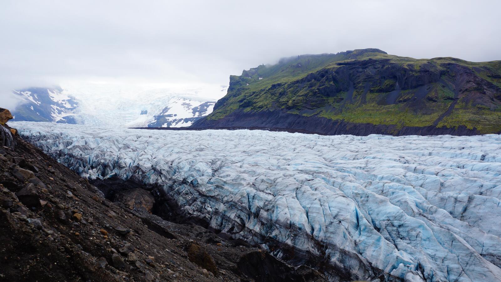 Бесплатное фото Ледник у горного хребта