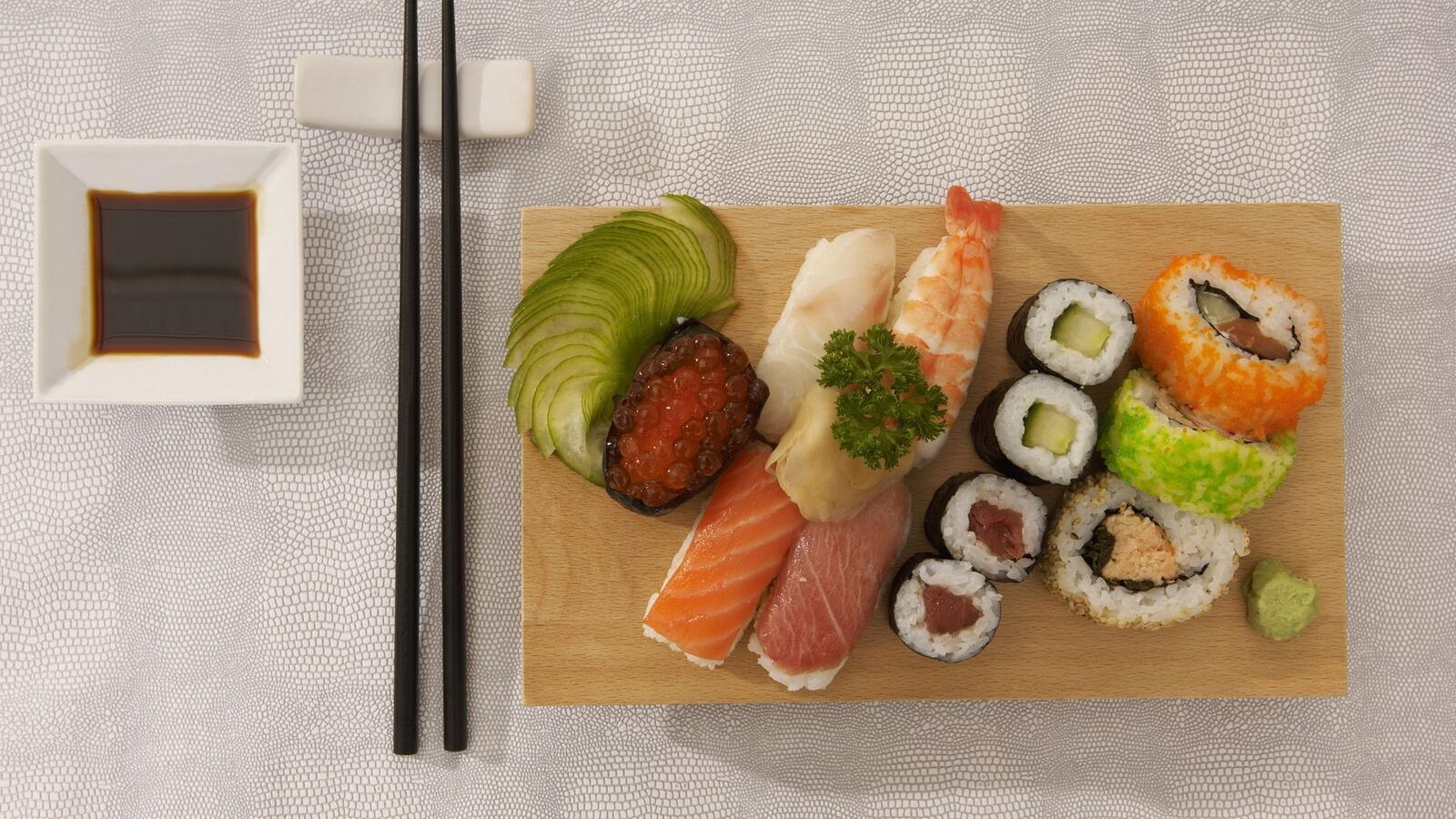 Обои суши ассорти японская кухня на рабочий стол