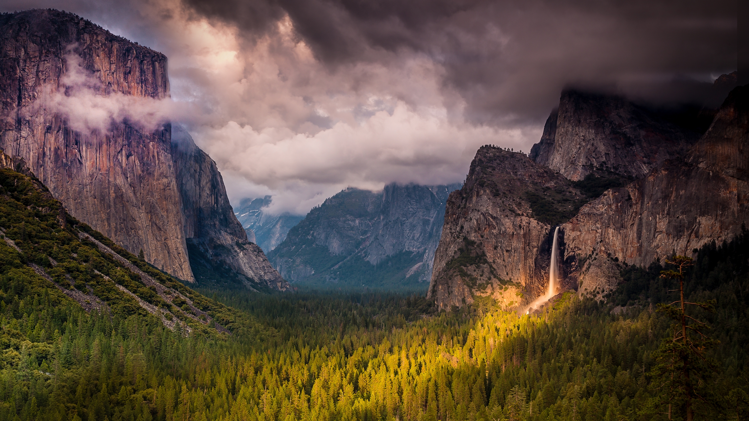 Бесплатное фото Маленький водопад среди высоких скал