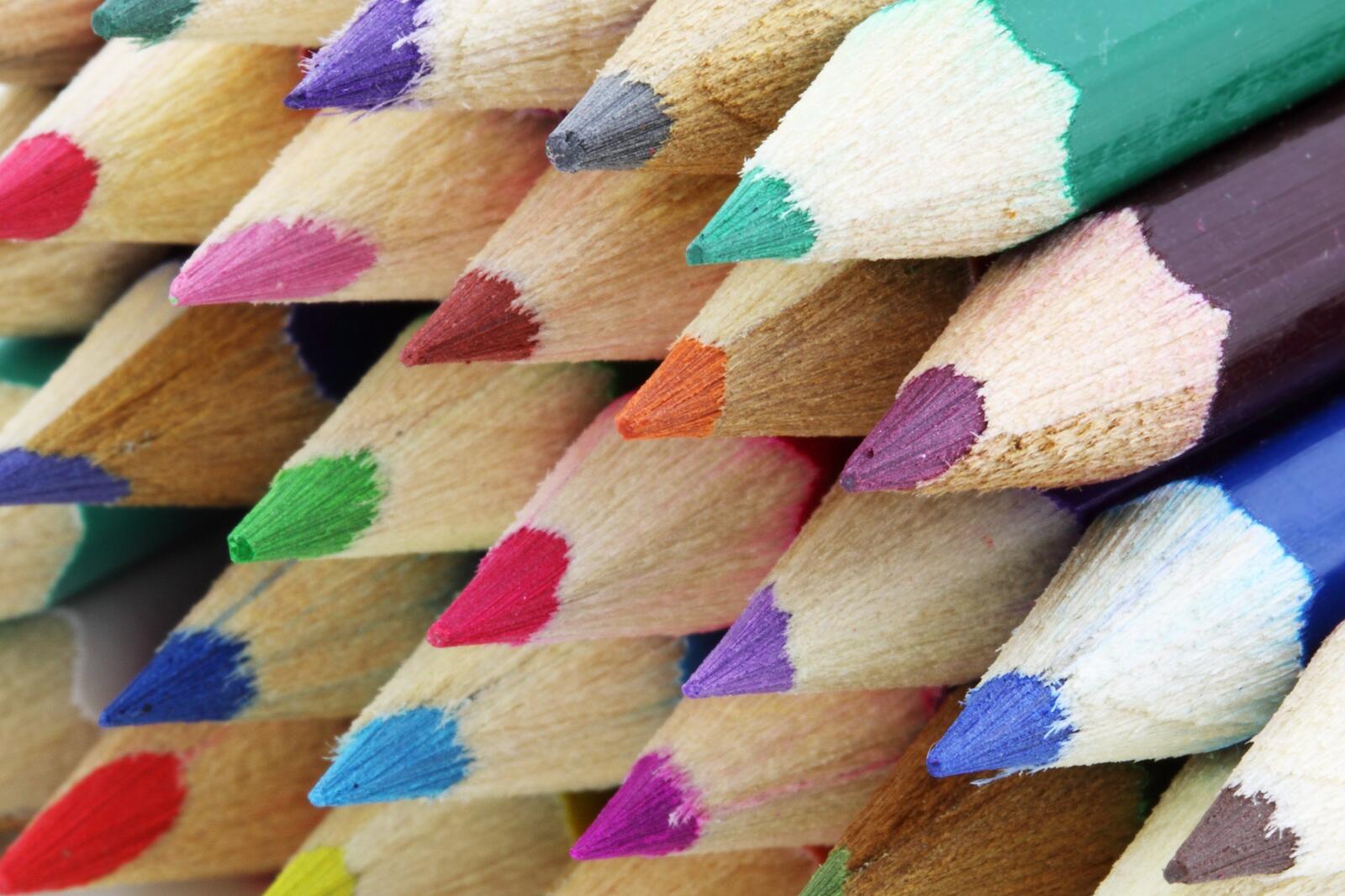 Бесплатное фото Острые цветные карандаши