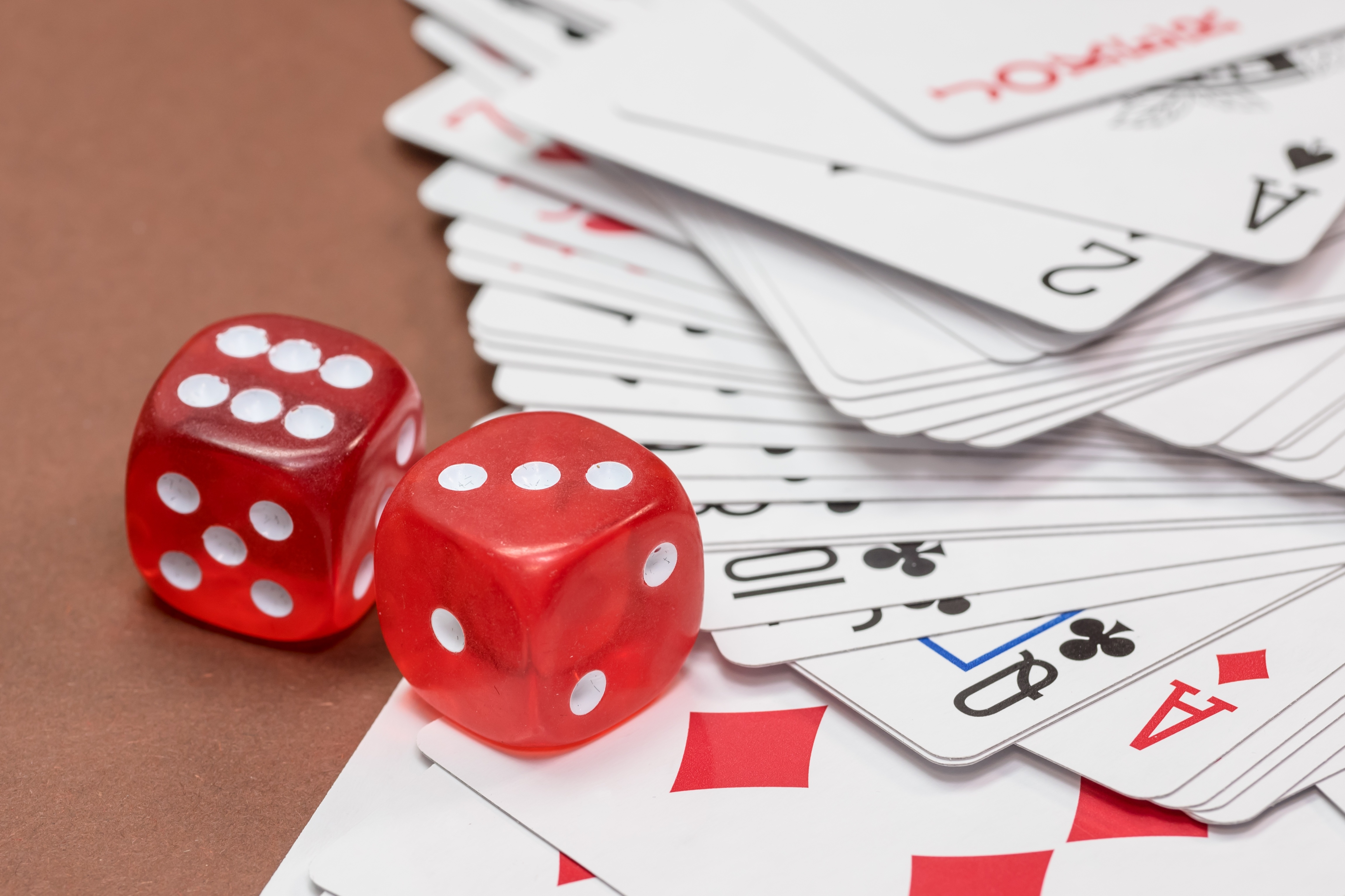 Free photo A game of poker with red dice