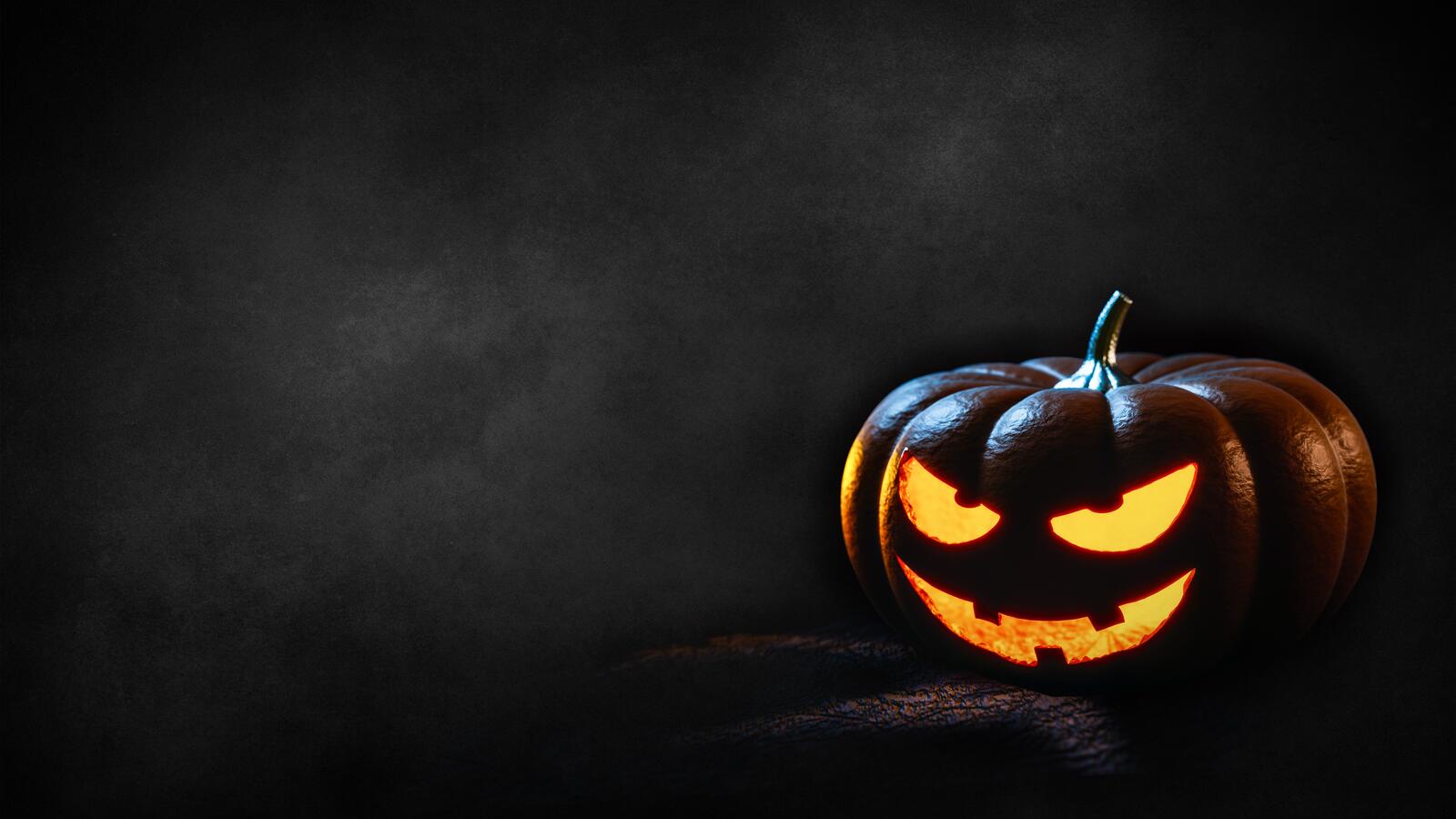 Бесплатное фото Жуткая тыква на Хэллоуин на темном фоне