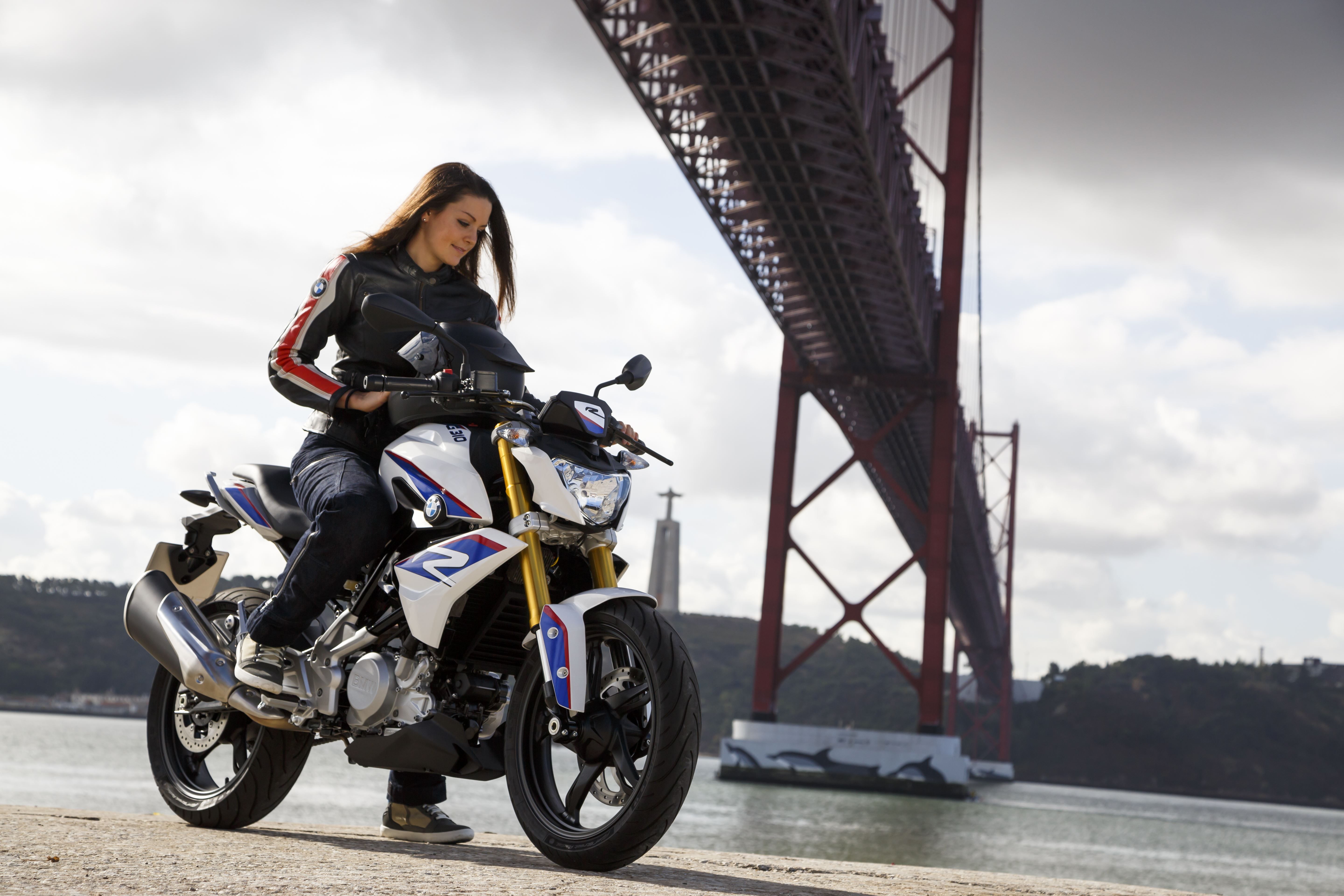 Free photo A girl on a BMW G310 R motorcycle.