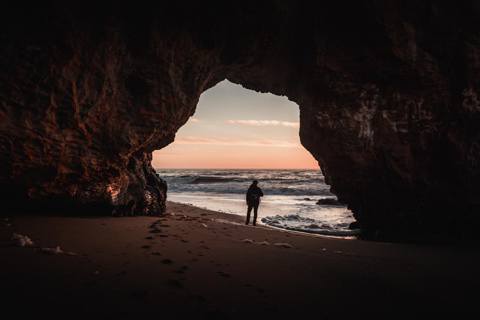 免费照片从一个大山洞看海浪