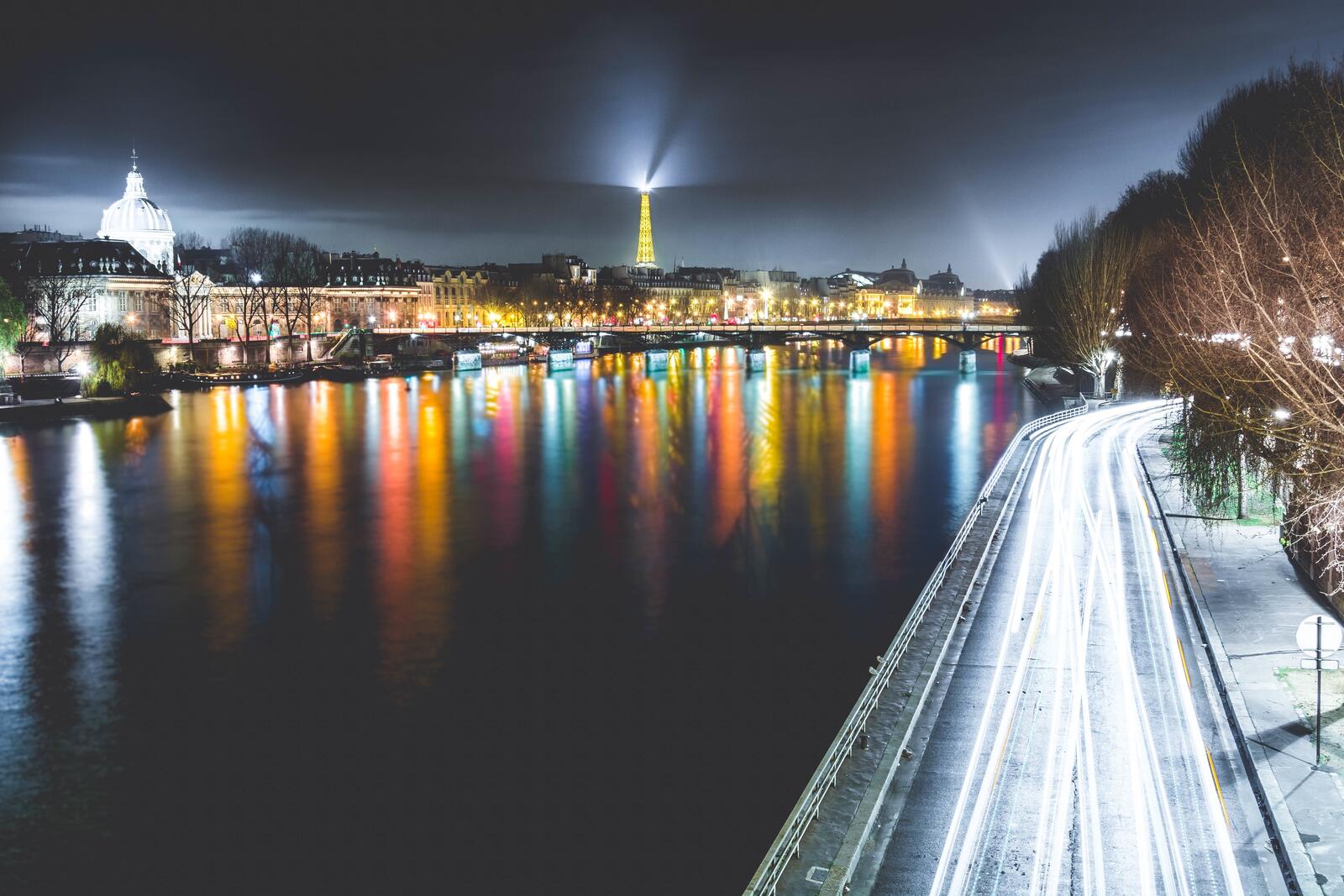 Бесплатное фото Река у ночного города