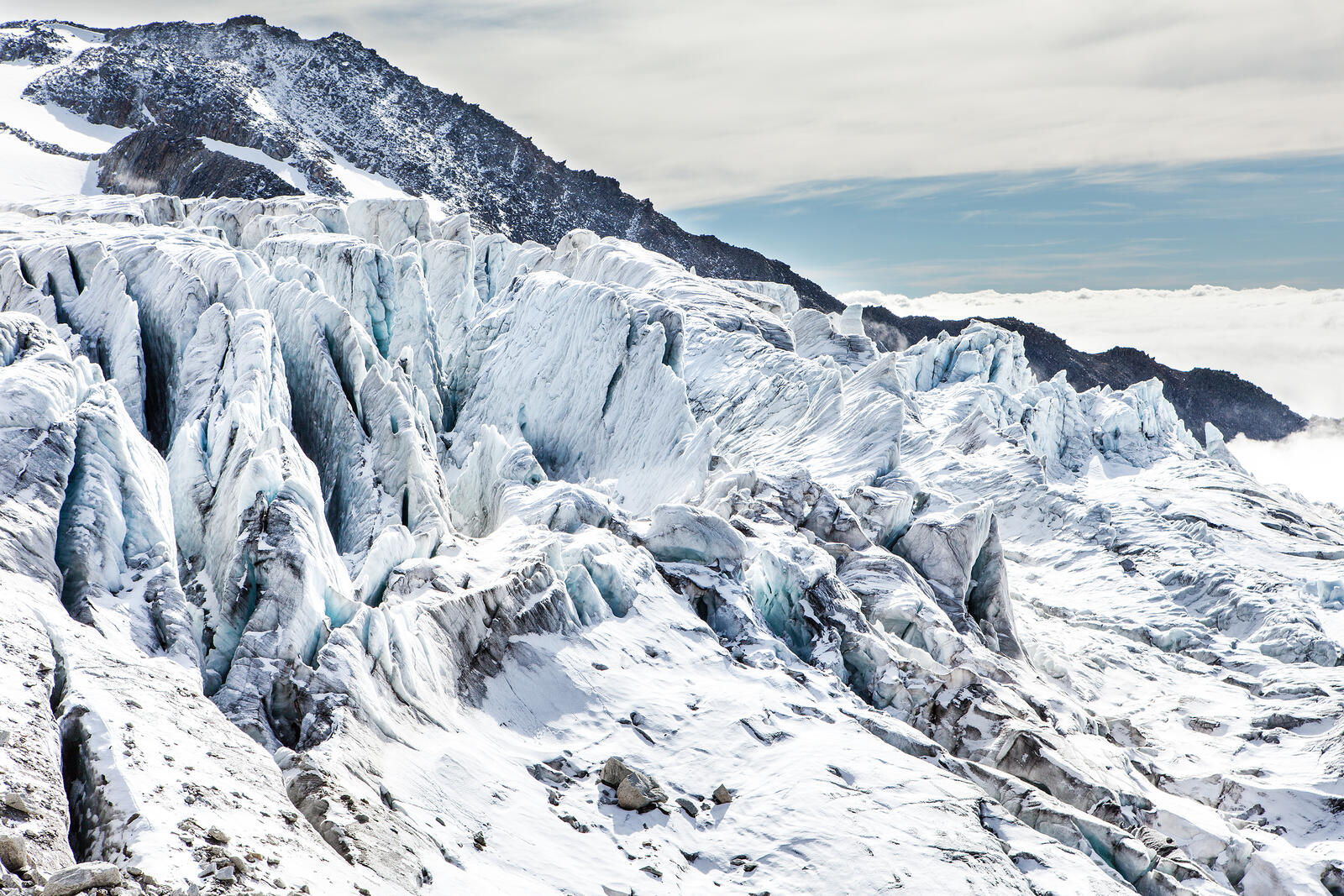 免费照片一条冰川从山脉上移下来