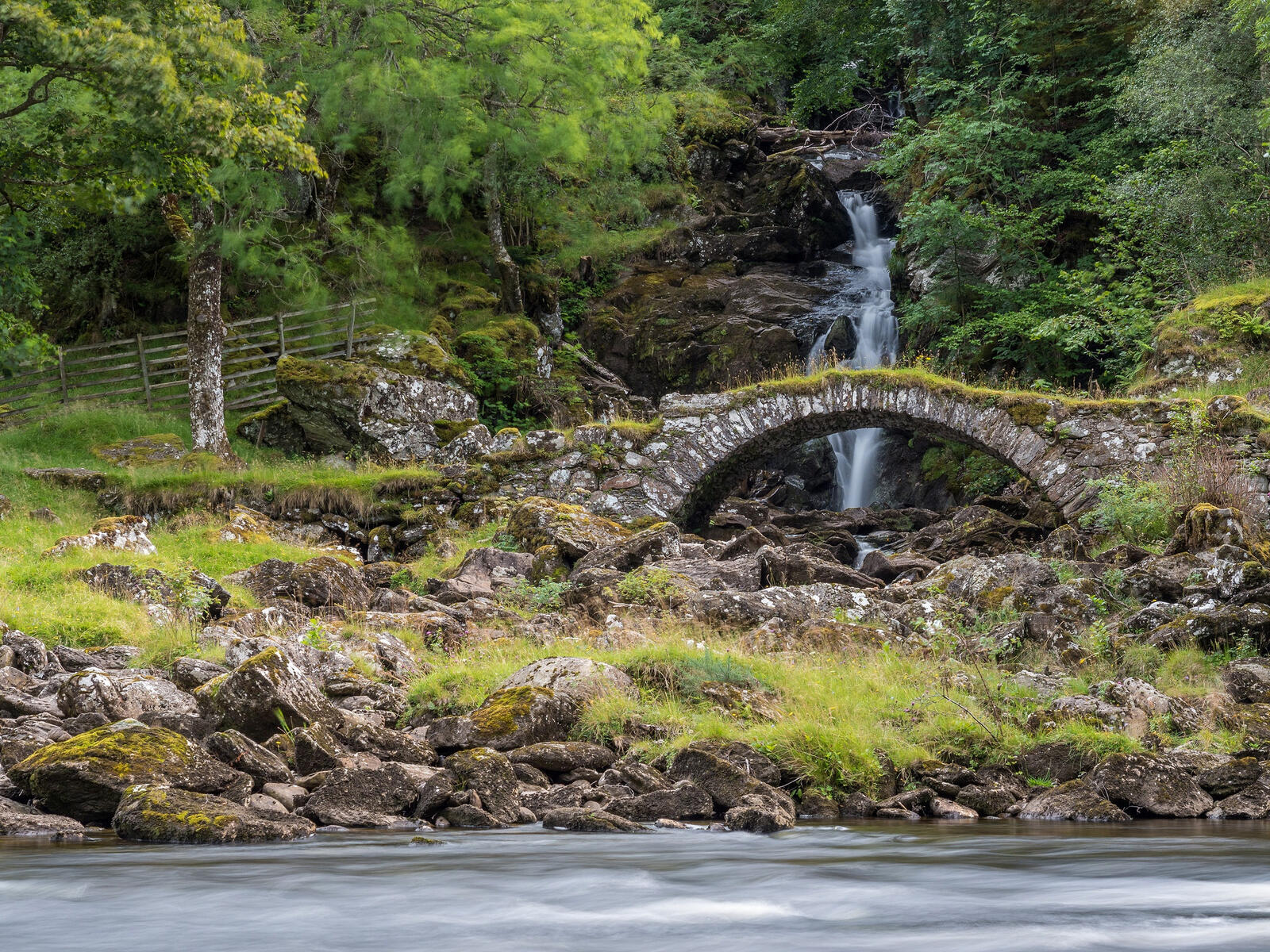 Free photo Stone bridge over a waterfall in Scotland