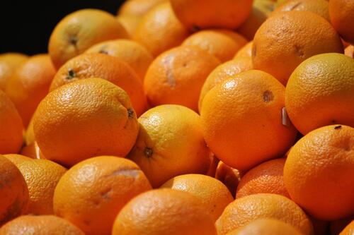 Большая куча апельсинок на картинке